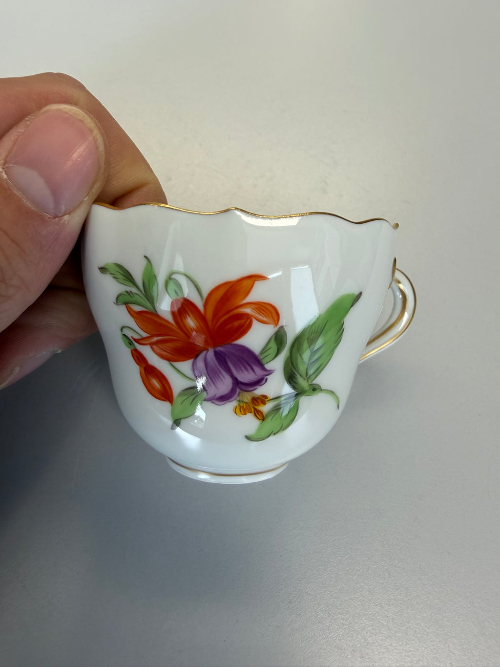Meissen Kaffeetasse mit Untertasse Porzellan, buntes Blumendekor handbemalt mit Goldrand