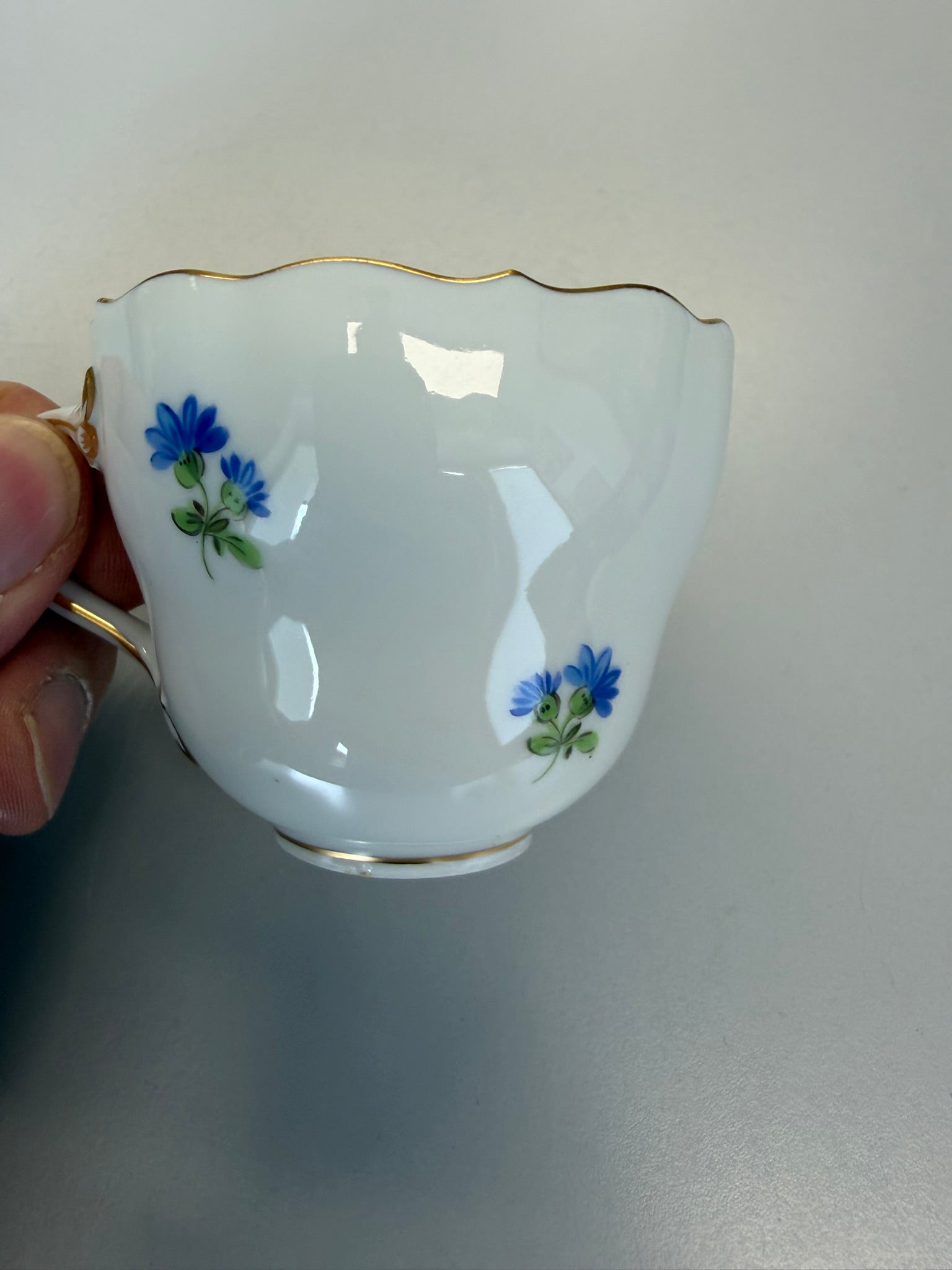 Meissen Kaffeetasse mit Untertasse Porzellan, buntes Blumendekor handbemalt mit Goldrand