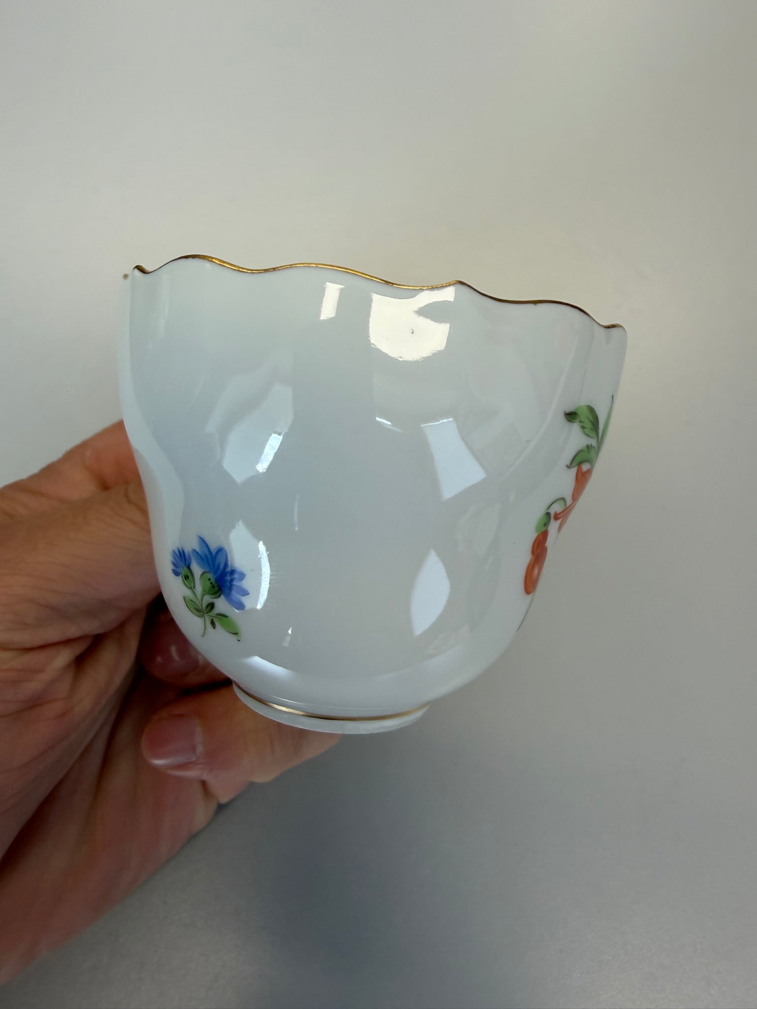 Meissen Kaffeetasse mit Untertasse Porzellan, buntes Blumendekor handbemalt mit Goldrand