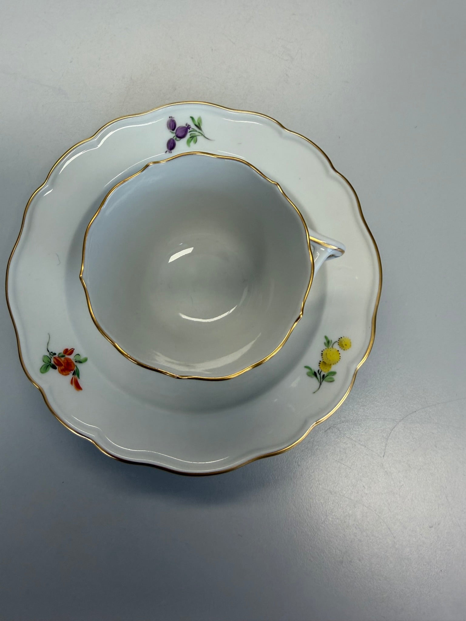 Meissen Kaffeetasse mit Untertasse Porzellan, Blumendekor (blaue Blume) handbemalt mit Goldrand
