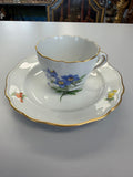 Meissen Kaffeetasse mit Untertasse Porzellan, Blumendekor (blaue Blume) handbemalt mit Goldrand