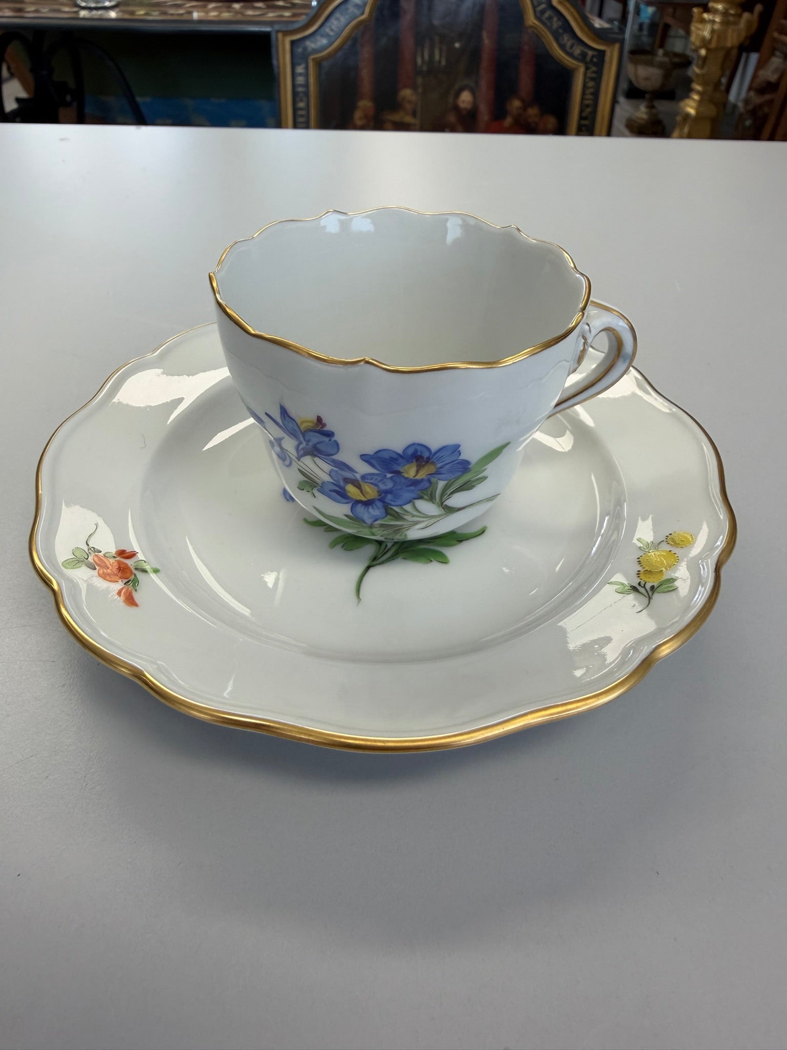 Meissen Kaffeetasse mit Untertasse Porzellan, Blumendekor (blaue Blume) handbemalt mit Goldrand