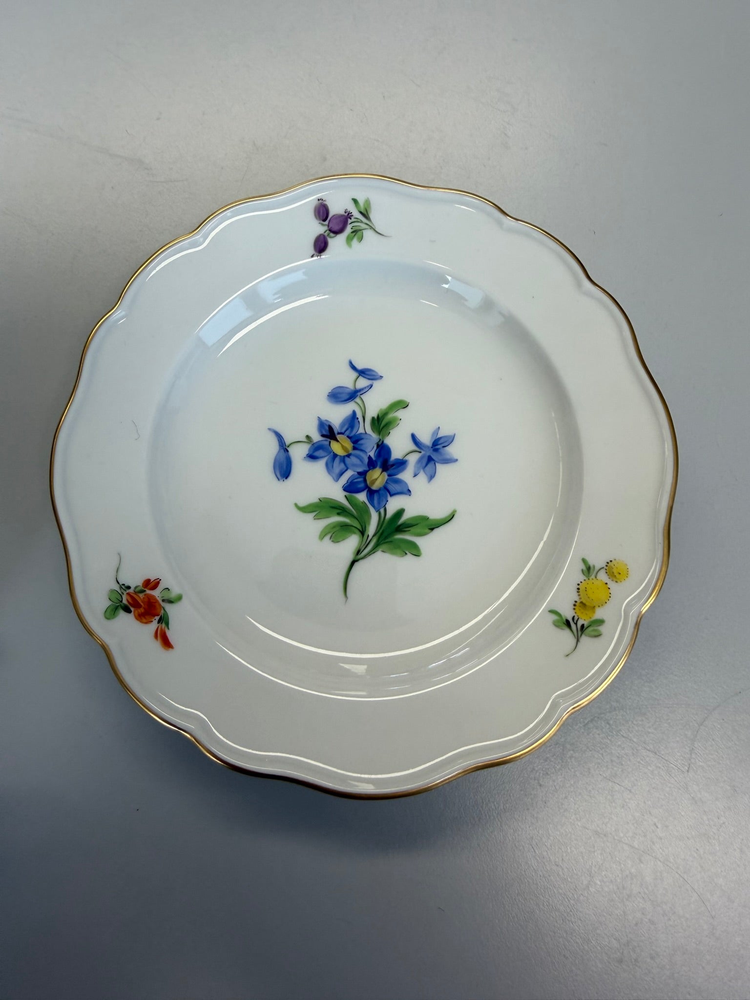 Meissen Kaffeetasse mit Untertasse Porzellan, Blumendekor (blaue Blume) handbemalt mit Goldrand