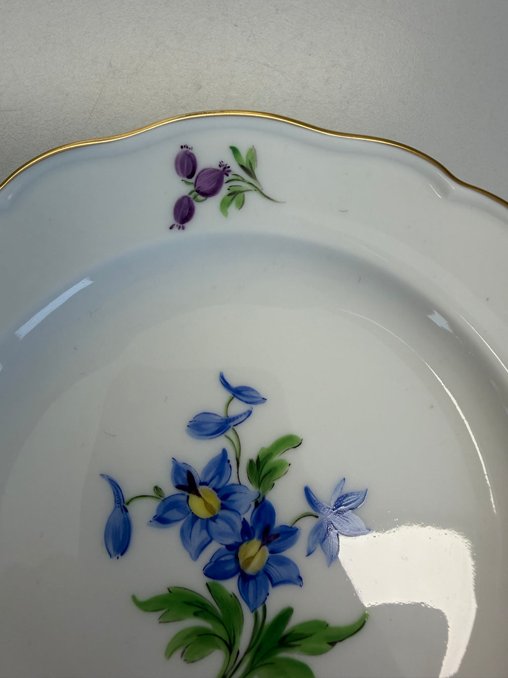 Meissen Kaffeetasse mit Untertasse Porzellan, Blumendekor (blaue Blume) handbemalt mit Goldrand