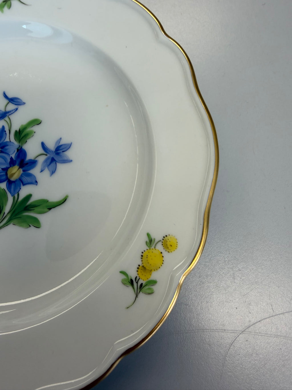 Meissen Kaffeetasse mit Untertasse Porzellan, Blumendekor (blaue Blume) handbemalt mit Goldrand