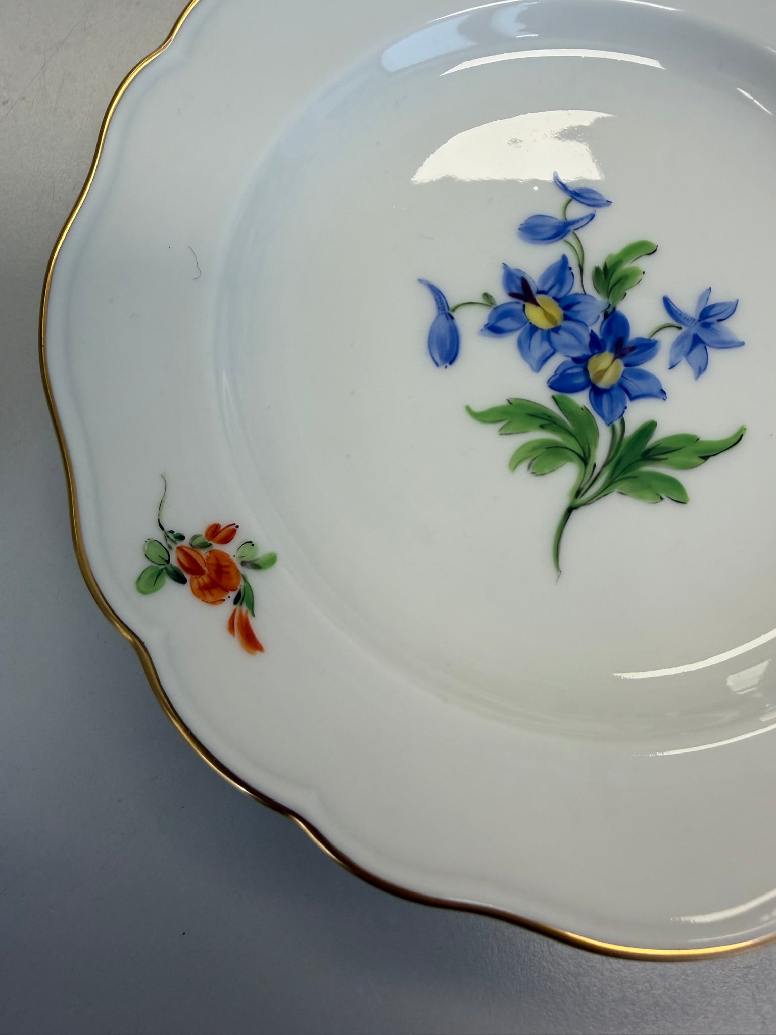 Meissen Kaffeetasse mit Untertasse Porzellan, Blumendekor (blaue Blume) handbemalt mit Goldrand
