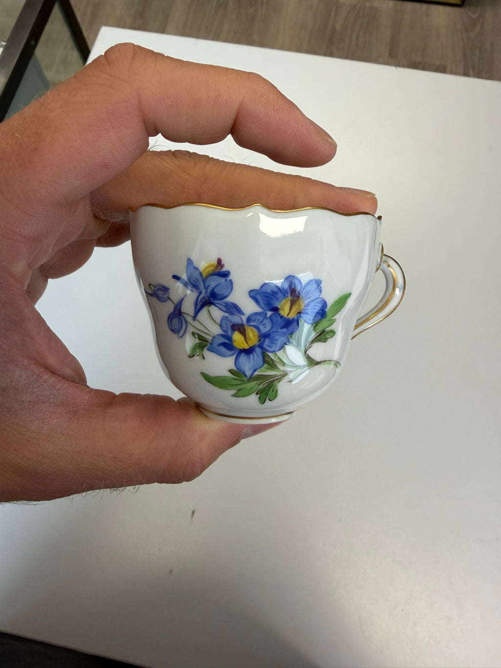 Meissen Kaffeetasse mit Untertasse Porzellan, Blumendekor (blaue Blume) handbemalt mit Goldrand