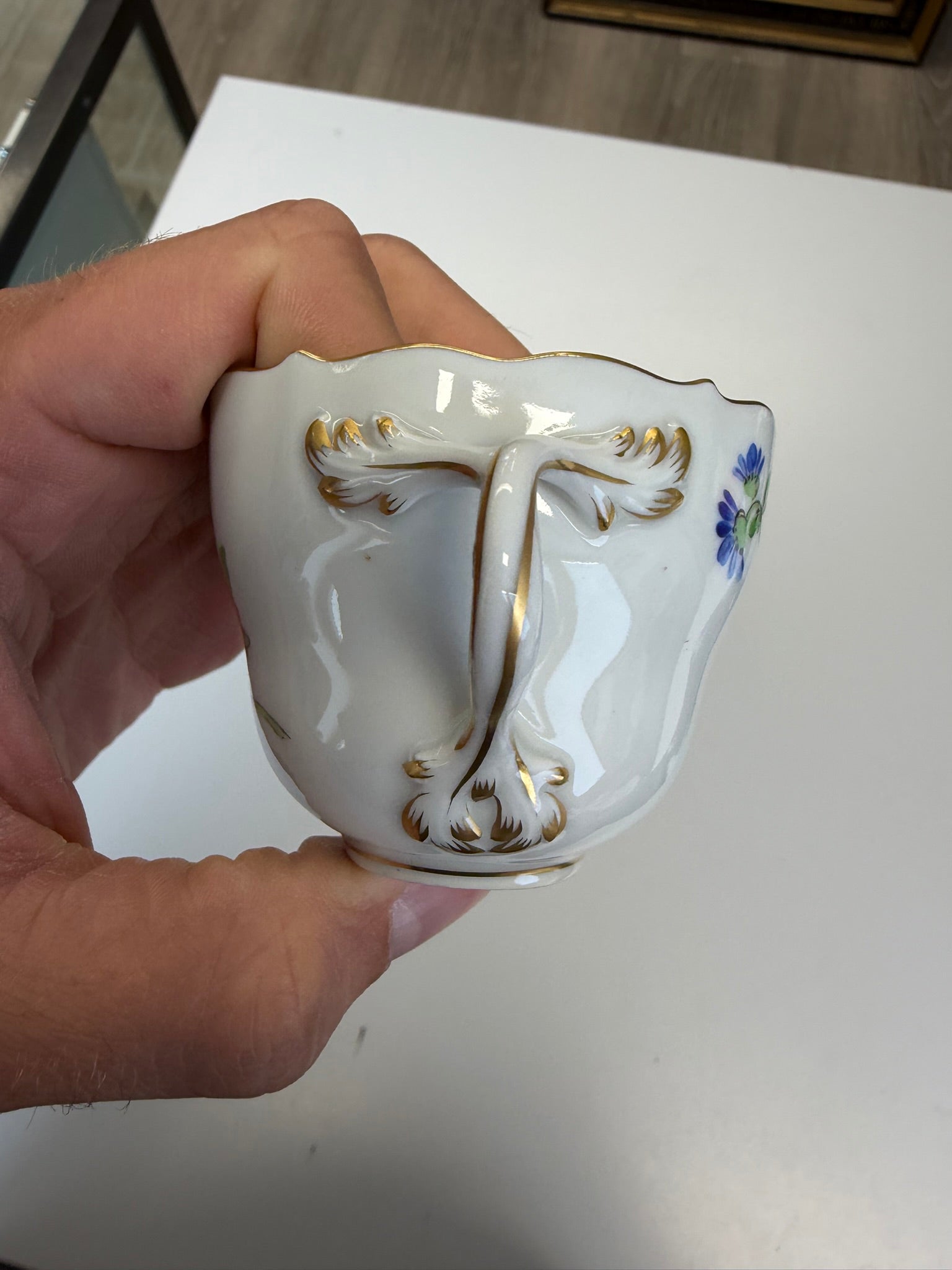 Meissen Kaffeetasse mit Untertasse Porzellan, Blumendekor (blaue Blume) handbemalt mit Goldrand