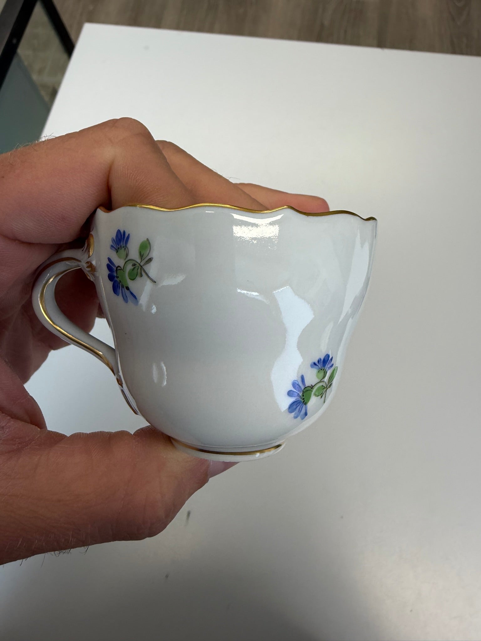 Meissen Kaffeetasse mit Untertasse Porzellan, Blumendekor (blaue Blume) handbemalt mit Goldrand