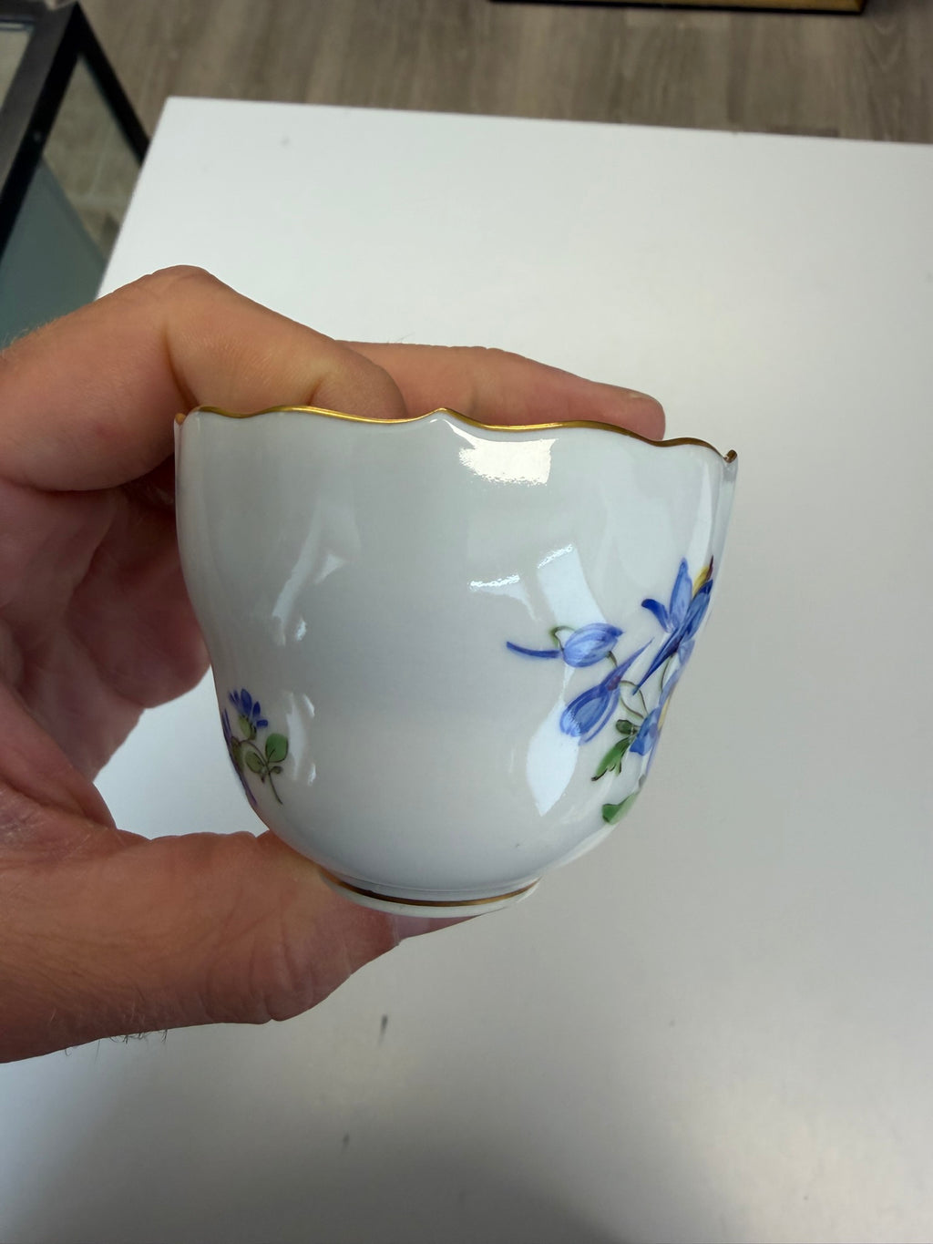 Meissen Kaffeetasse mit Untertasse Porzellan, Blumendekor (blaue Blume) handbemalt mit Goldrand