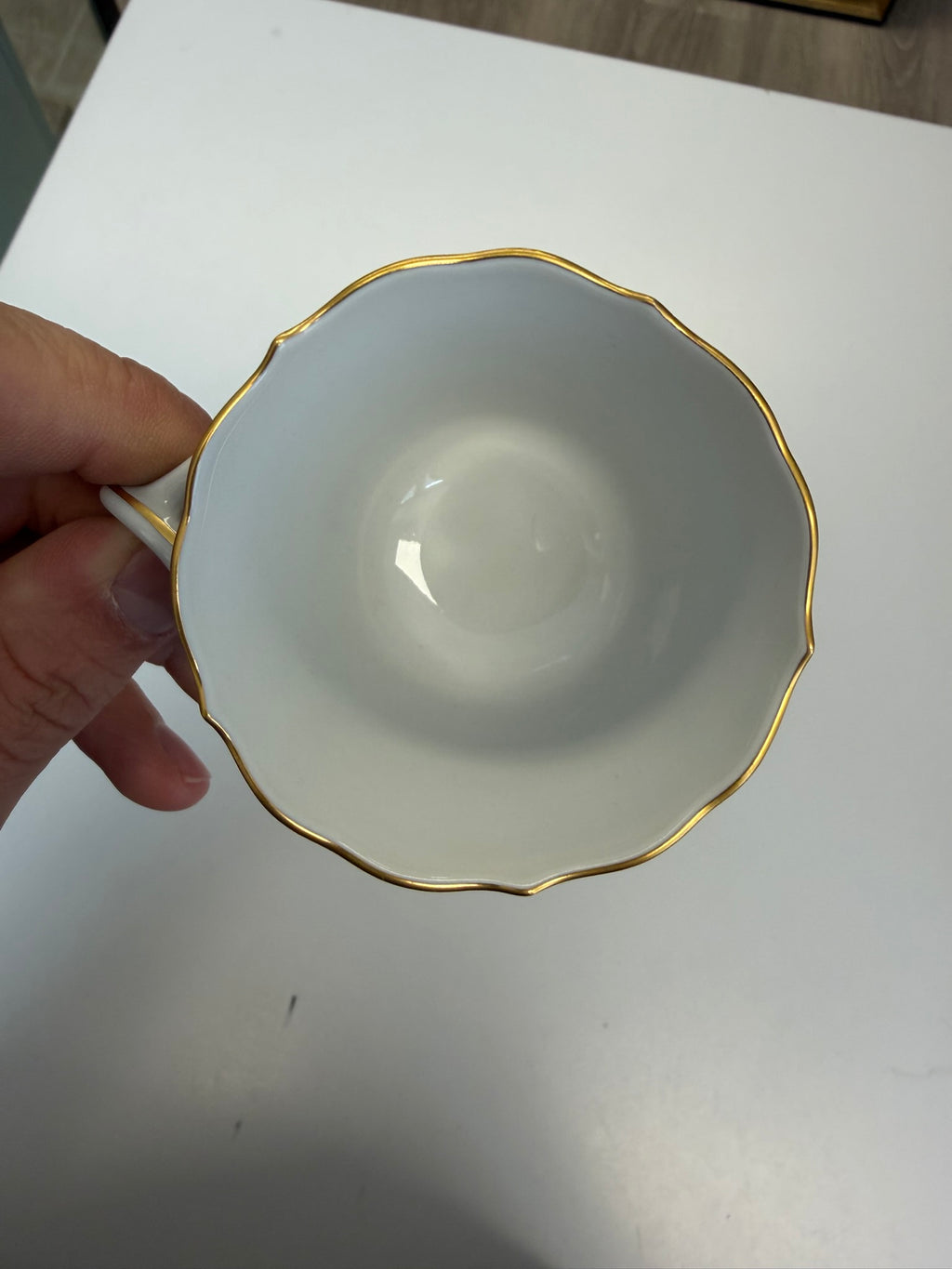 Meissen Kaffeetasse mit Untertasse Porzellan, Blumendekor (blaue Blume) handbemalt mit Goldrand