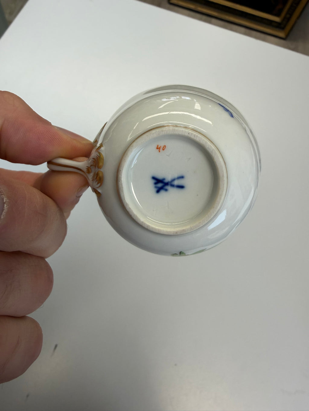 Meissen Kaffeetasse mit Untertasse Porzellan, Blumendekor (blaue Blume) handbemalt mit Goldrand