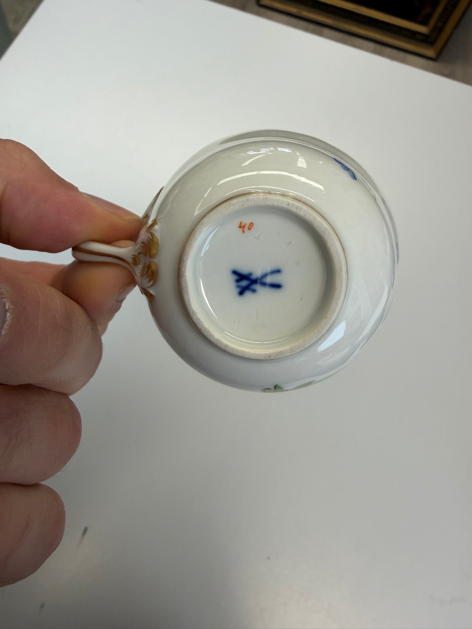 Meissen Kaffeetasse mit Untertasse Porzellan, Blumendekor (blaue Blume) handbemalt mit Goldrand