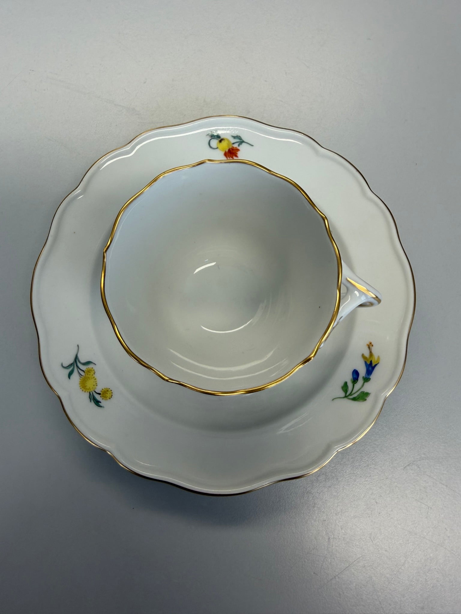 Meissen Kaffeetasse mit Untertasse Porzellan, Veilchen Blumendekor handbemalt mit Goldrand