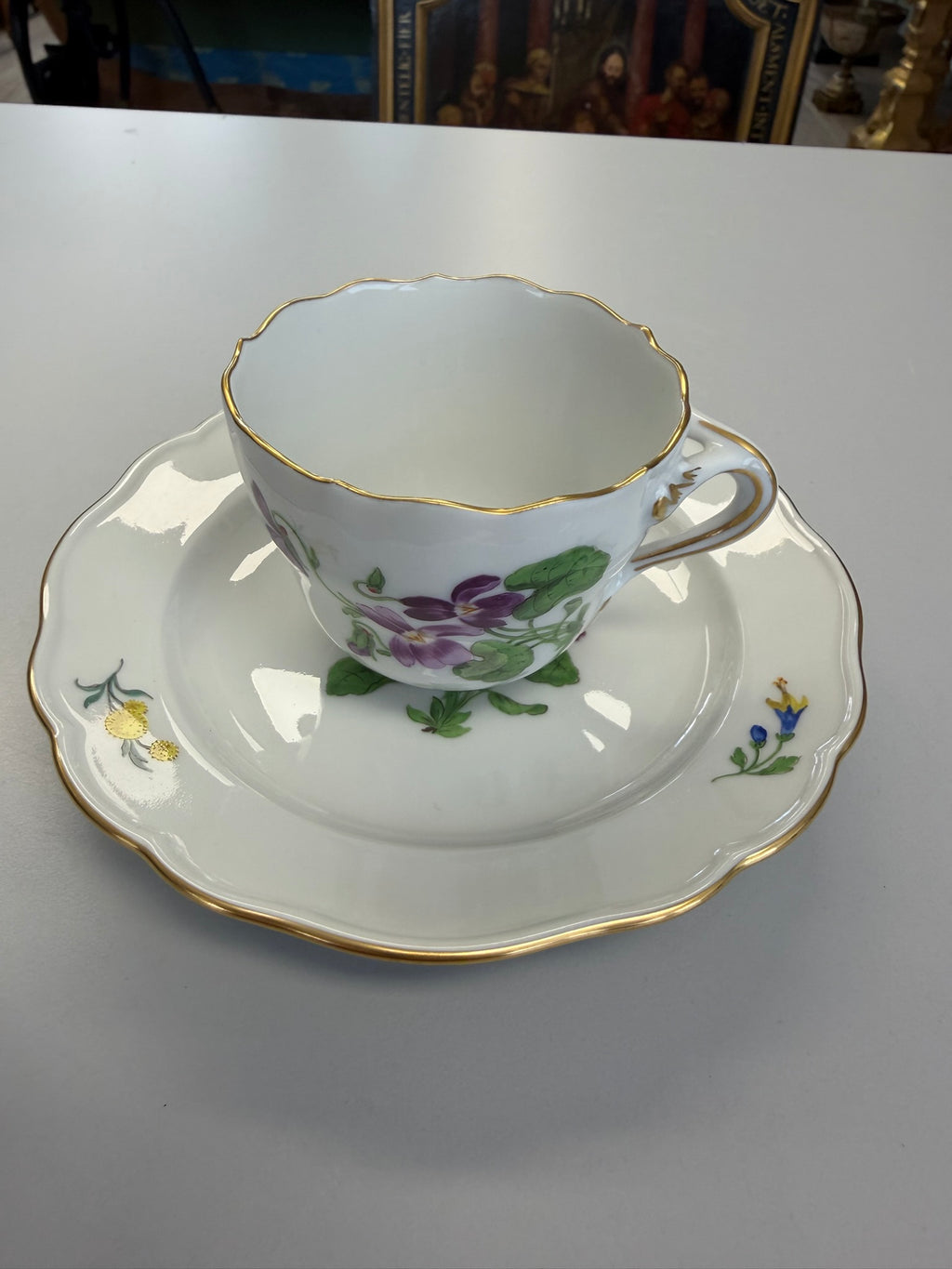 Meissen Kaffeetasse mit Untertasse Porzellan, Veilchen Blumendekor handbemalt mit Goldrand