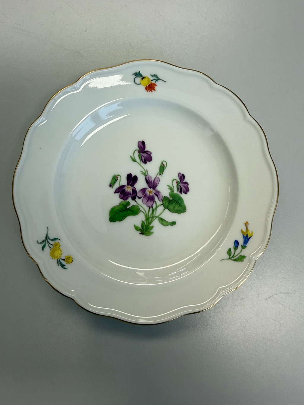 Meissen Kaffeetasse mit Untertasse Porzellan, Veilchen Blumendekor handbemalt mit Goldrand