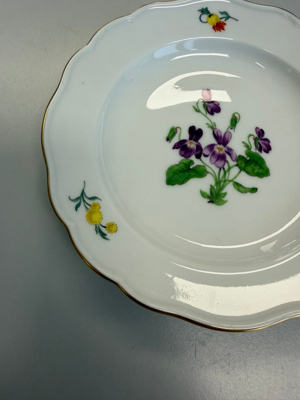 Meissen Kaffeetasse mit Untertasse Porzellan, Veilchen Blumendekor handbemalt mit Goldrand