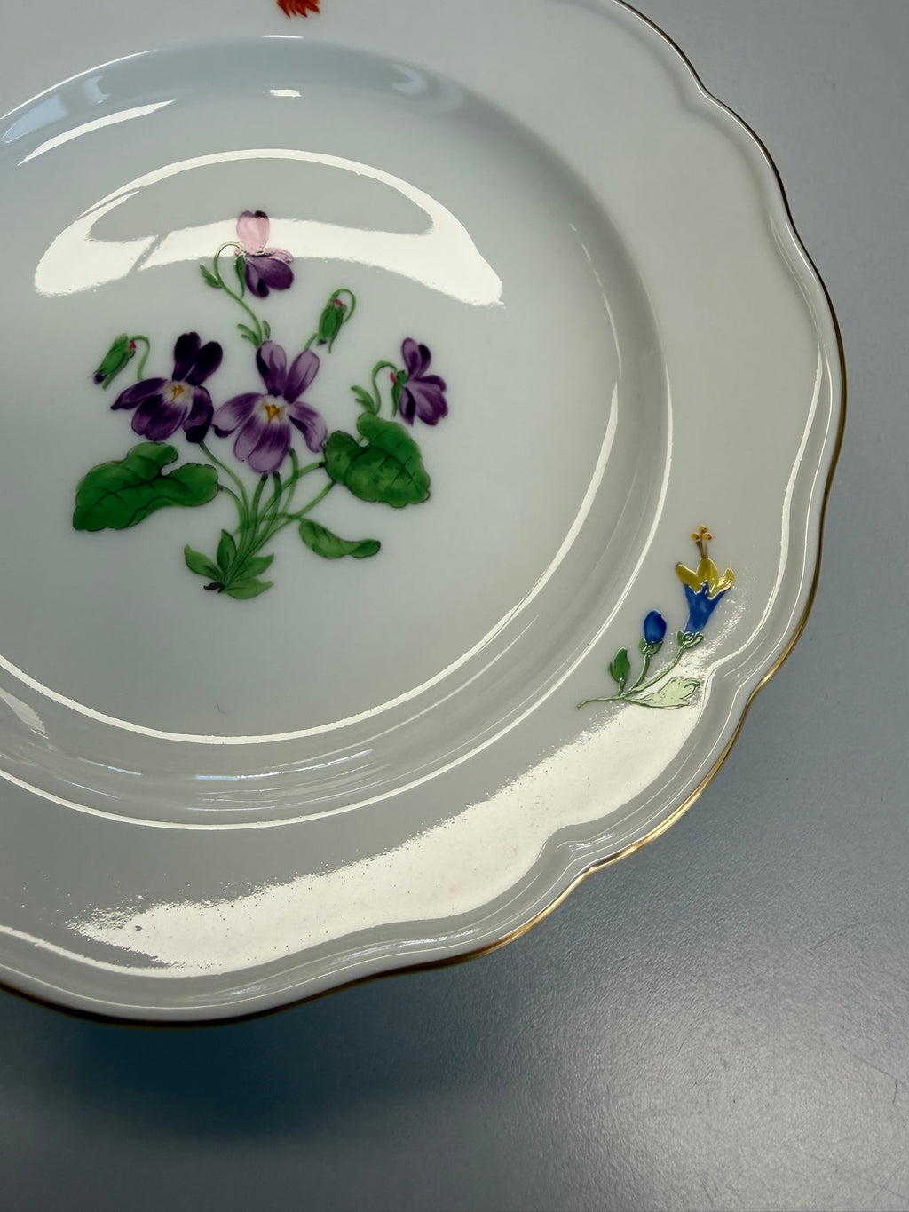 Meissen Kaffeetasse mit Untertasse Porzellan, Veilchen Blumendekor handbemalt mit Goldrand