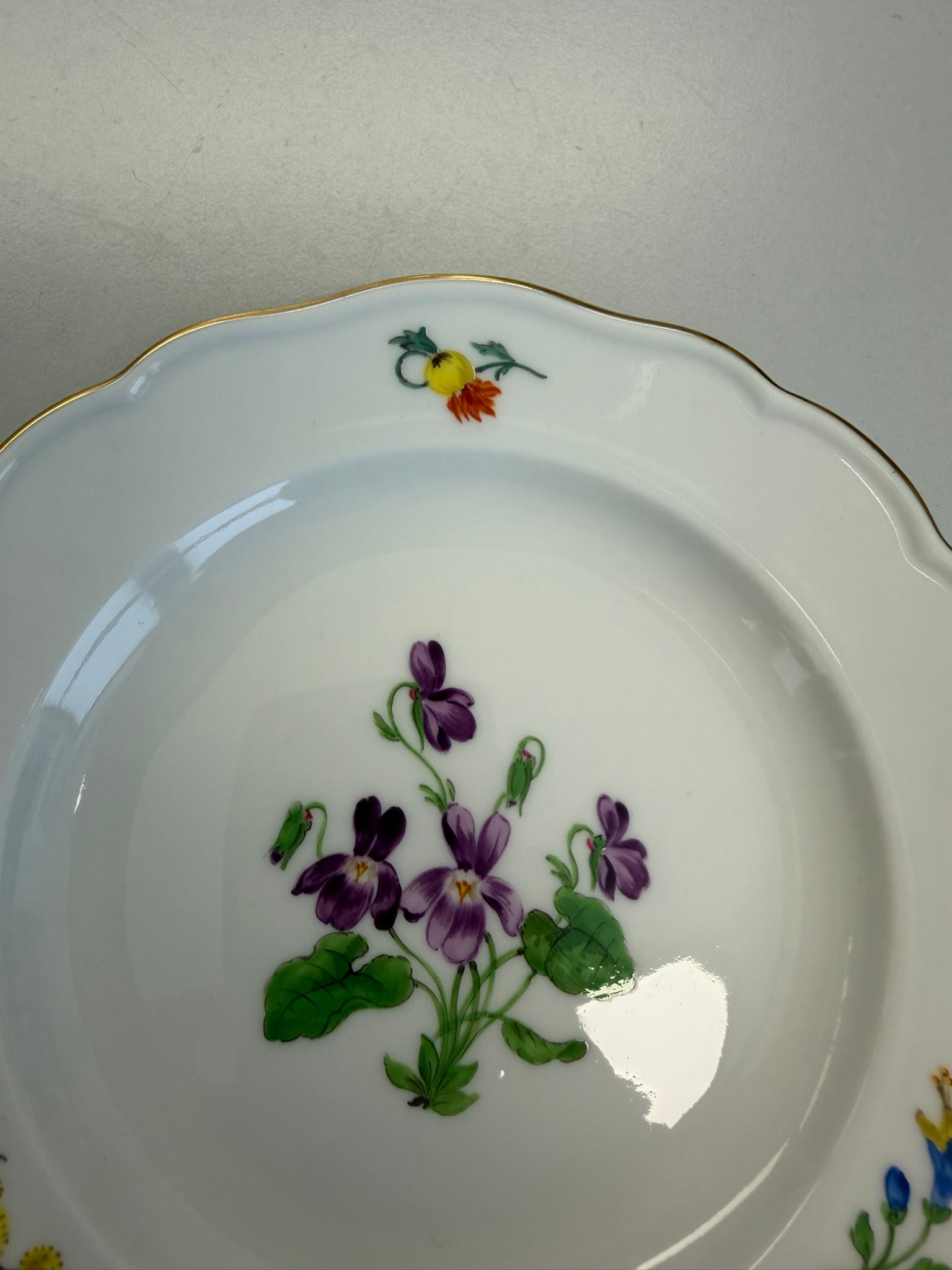 Meissen Kaffeetasse mit Untertasse Porzellan, Veilchen Blumendekor handbemalt mit Goldrand