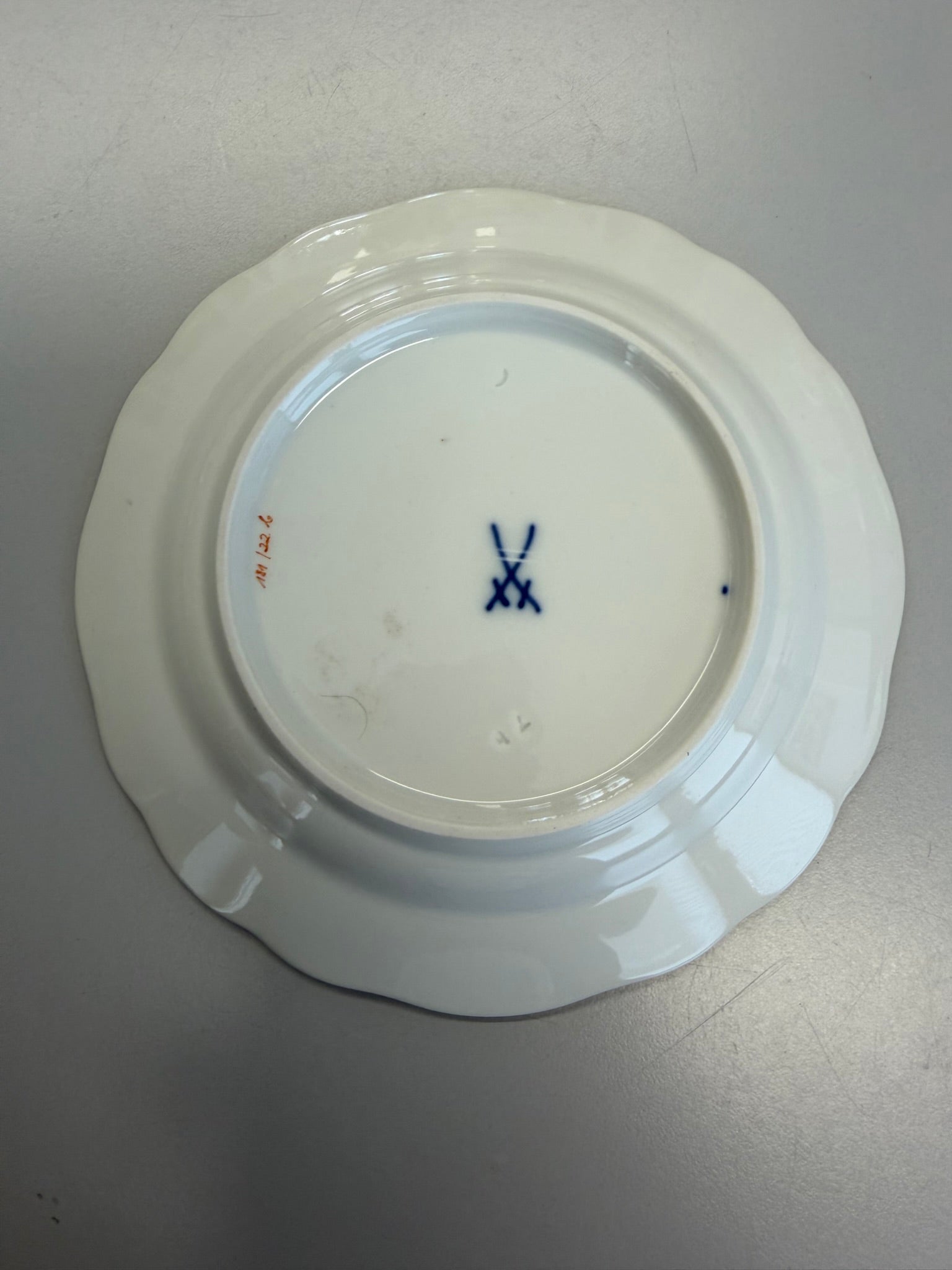Meissen Kaffeetasse mit Untertasse Porzellan, Veilchen Blumendekor handbemalt mit Goldrand