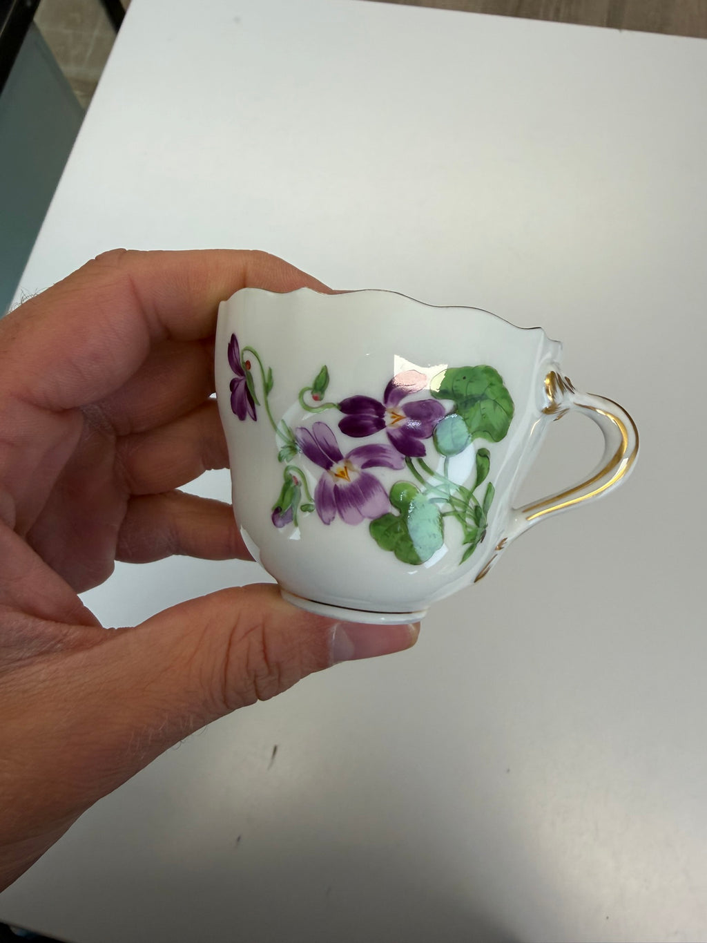 Meissen Kaffeetasse mit Untertasse Porzellan, Veilchen Blumendekor handbemalt mit Goldrand