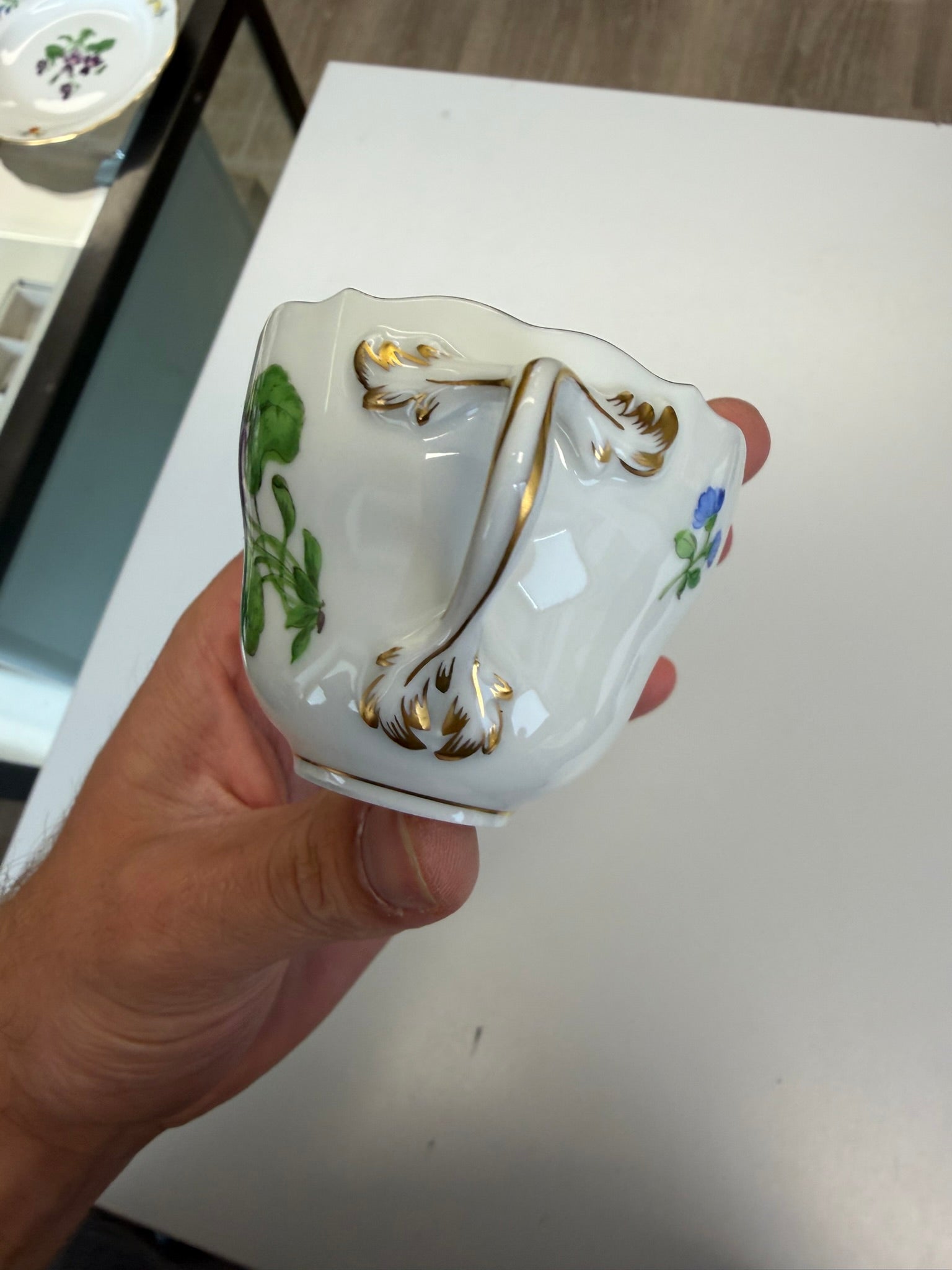 Meissen Kaffeetasse mit Untertasse Porzellan, Veilchen Blumendekor handbemalt mit Goldrand