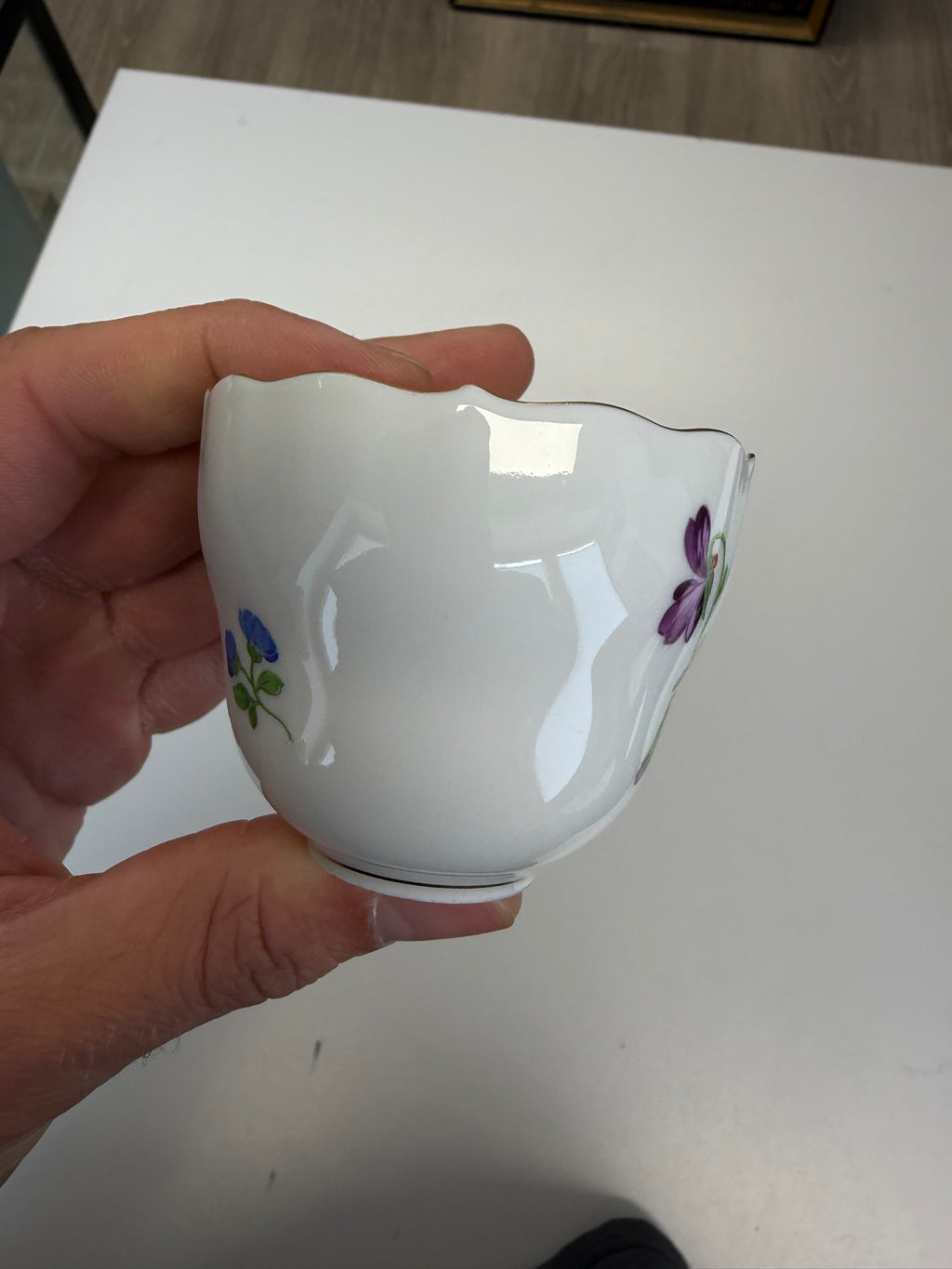 Meissen Kaffeetasse mit Untertasse Porzellan, Veilchen Blumendekor handbemalt mit Goldrand