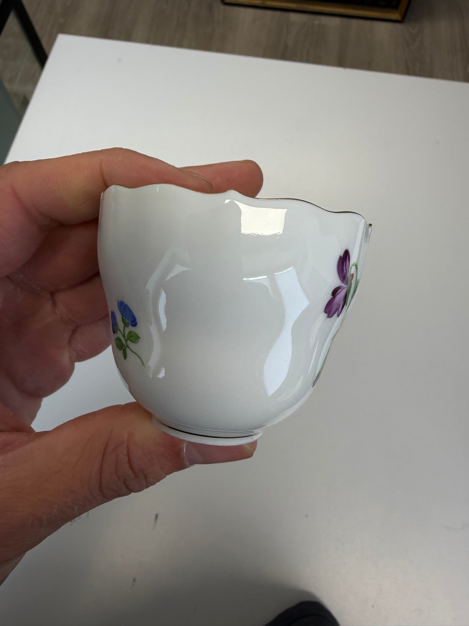 Meissen Kaffeetasse mit Untertasse Porzellan, Veilchen Blumendekor handbemalt mit Goldrand