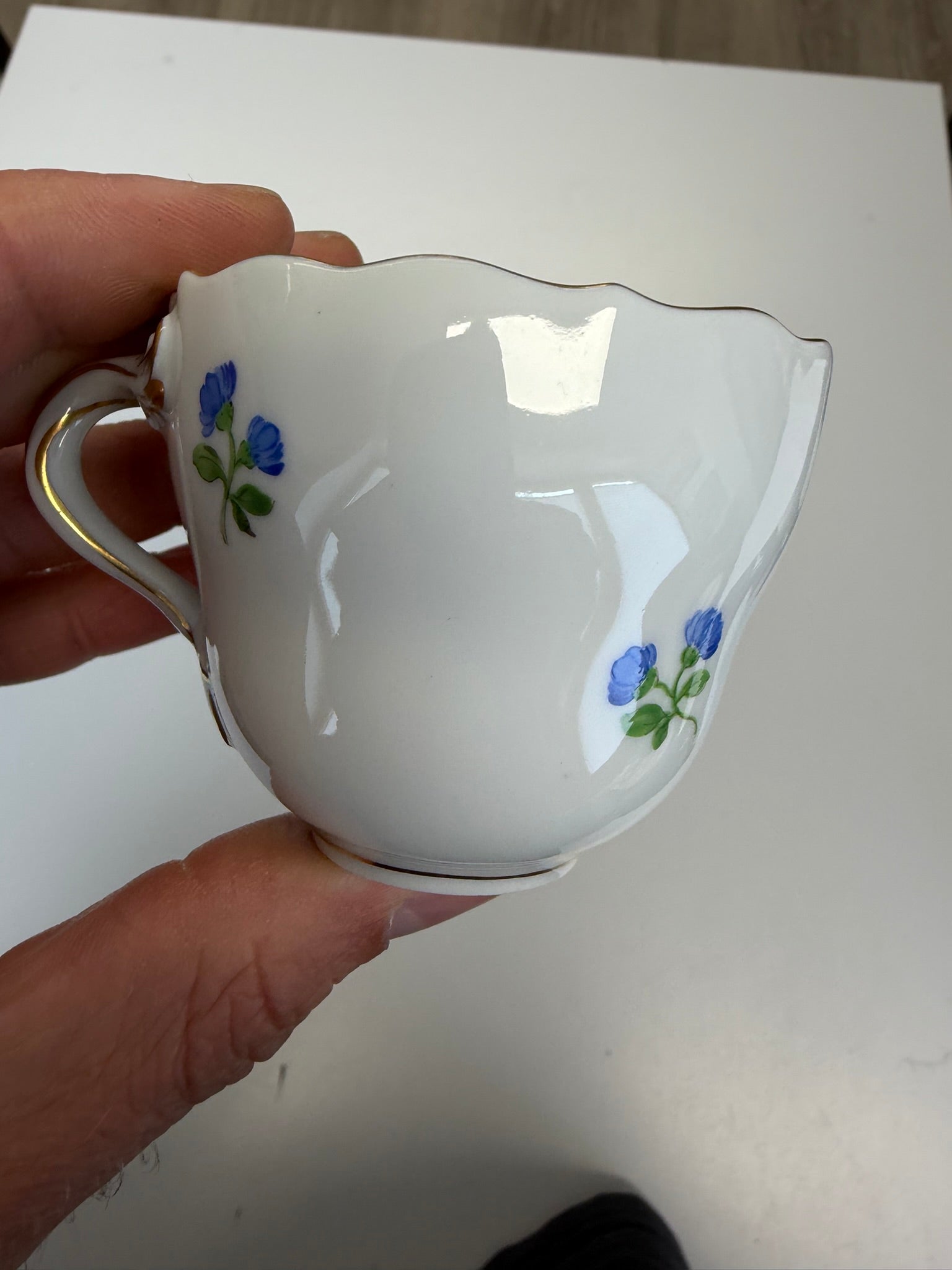 Meissen Kaffeetasse mit Untertasse Porzellan, Veilchen Blumendekor handbemalt mit Goldrand