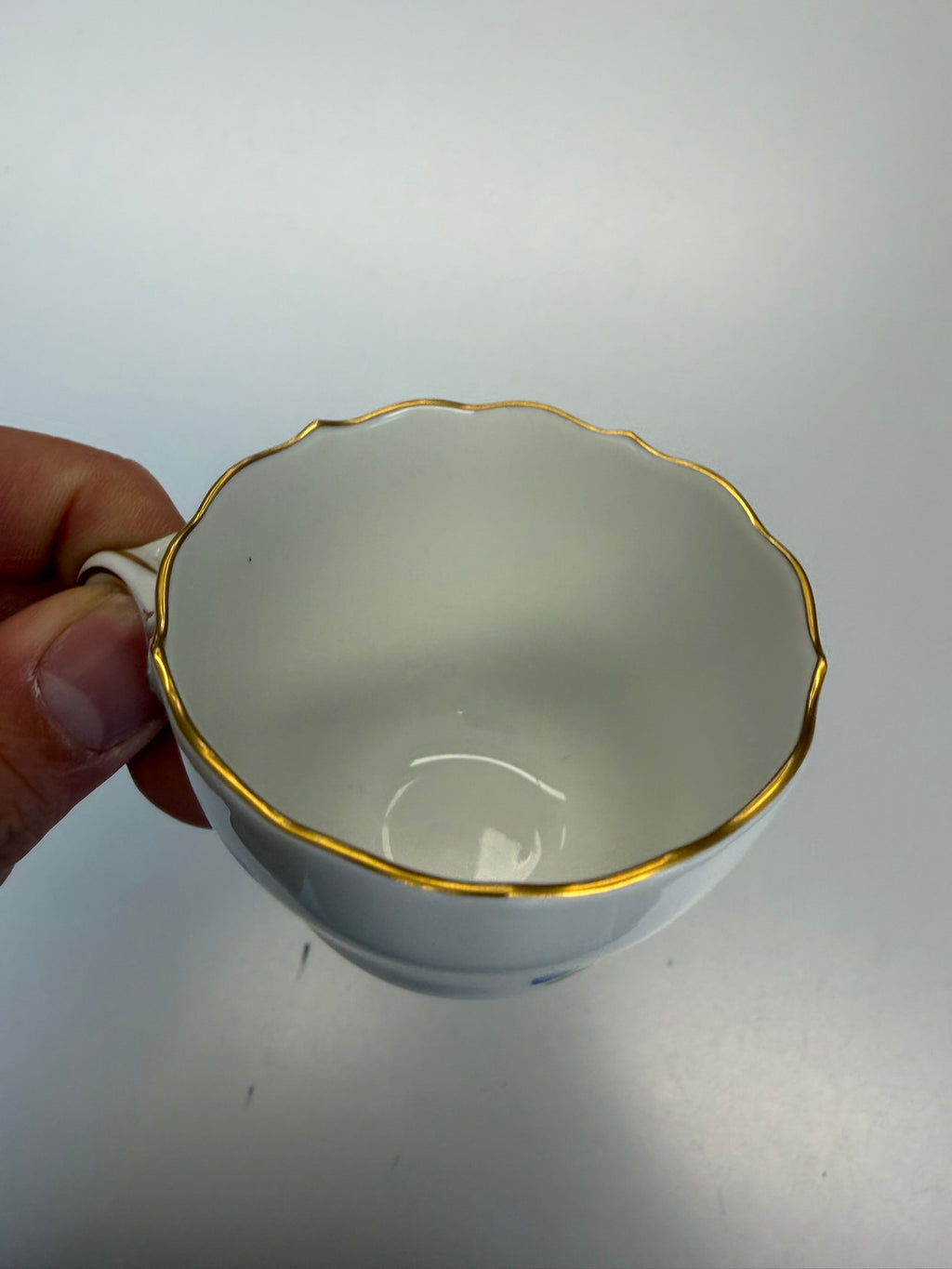 Meissen Kaffeetasse mit Untertasse Porzellan, Veilchen Blumendekor handbemalt mit Goldrand