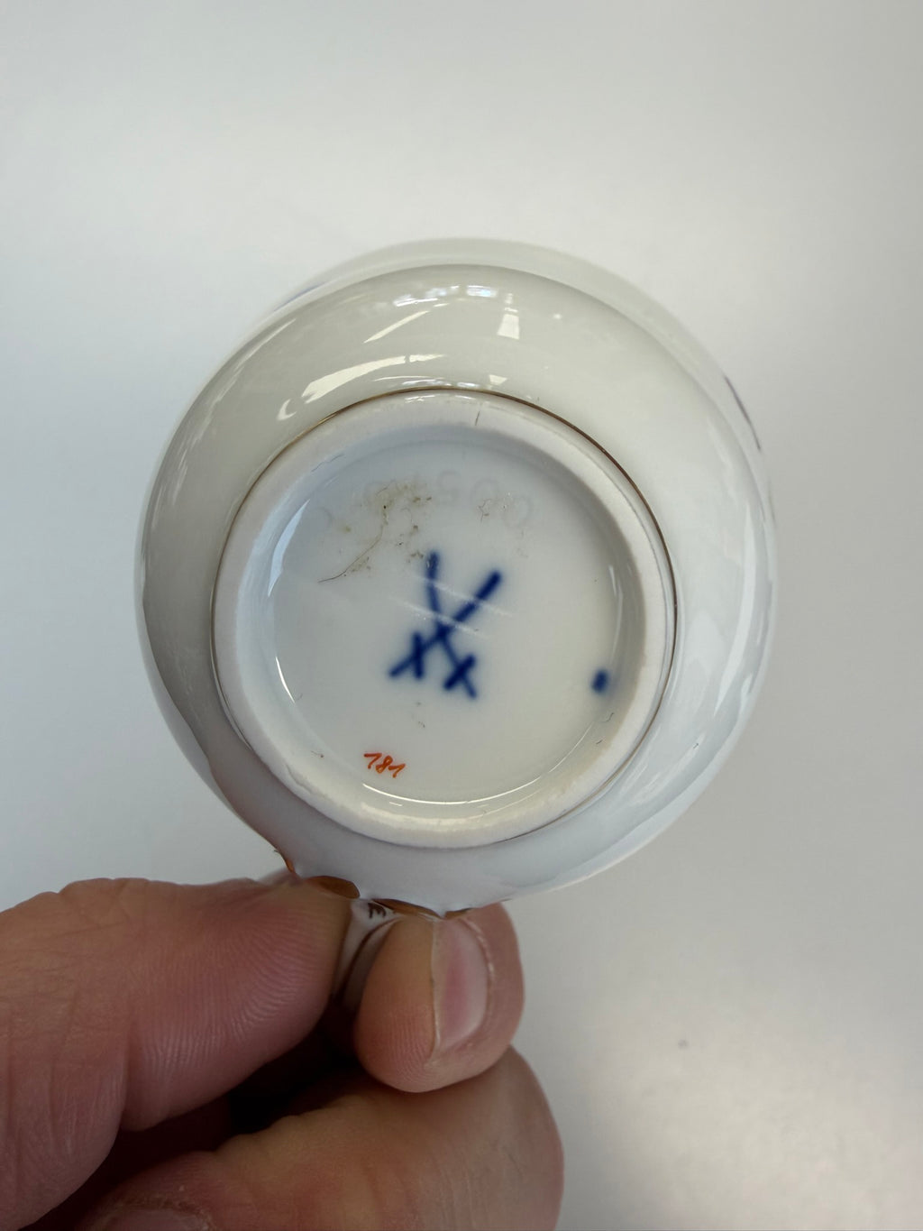 Meissen Kaffeetasse mit Untertasse Porzellan, Veilchen Blumendekor handbemalt mit Goldrand