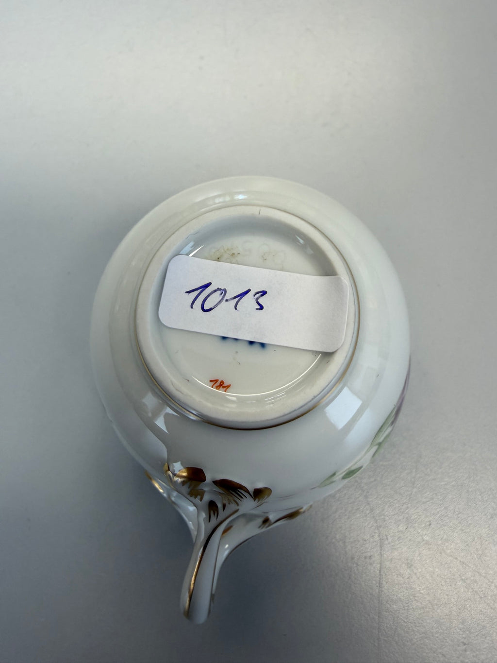 Meissen Kaffeetasse mit Untertasse Porzellan, Veilchen Blumendekor handbemalt mit Goldrand