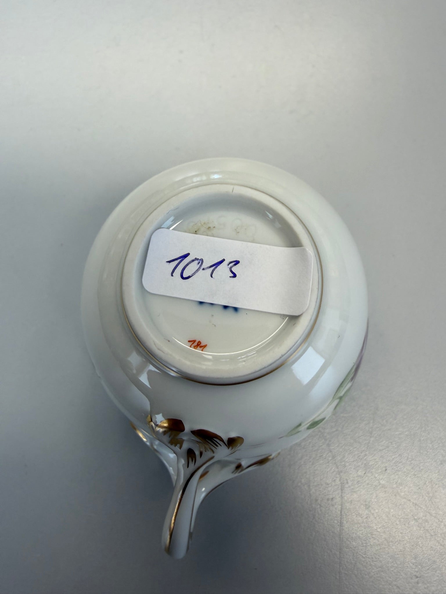Meissen Kaffeetasse mit Untertasse Porzellan, Veilchen Blumendekor handbemalt mit Goldrand