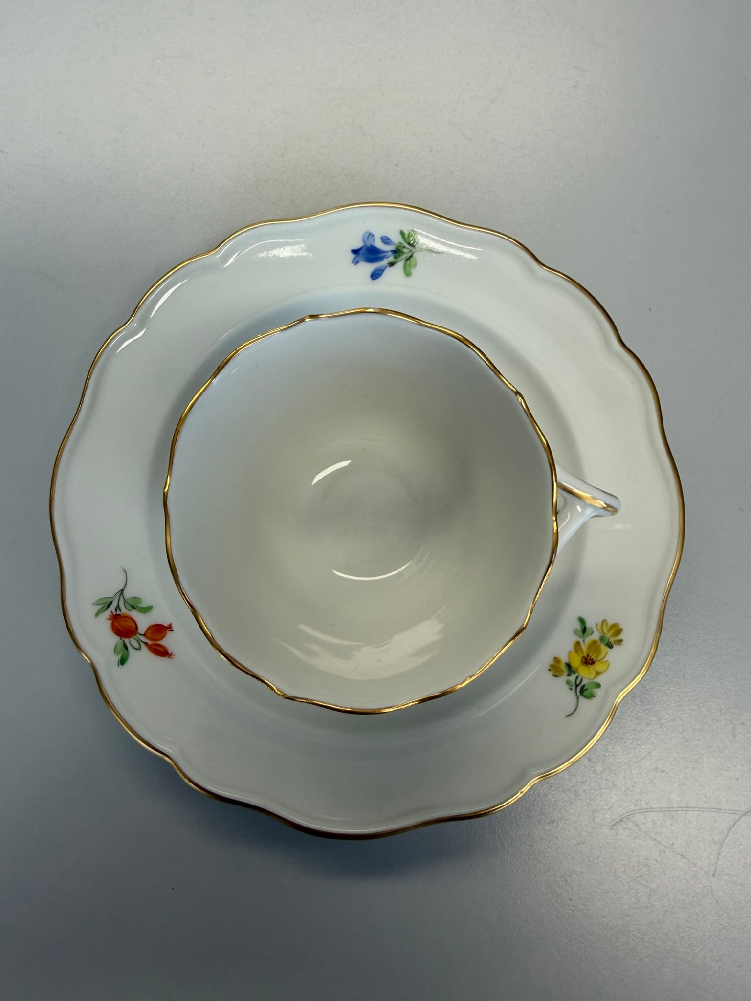 Meissen Kaffeetasse mit Untertasse Porzellan, Akelei Blumendekor handbemalt mit Goldrand