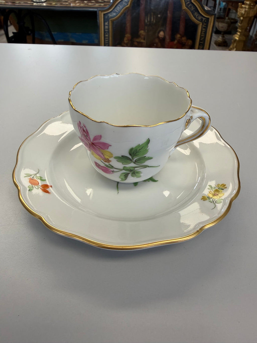 Meissen Kaffeetasse mit Untertasse Porzellan, Akelei Blumendekor handbemalt mit Goldrand