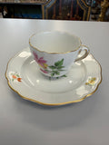 Meissen Kaffeetasse mit Untertasse Porzellan, Akelei Blumendekor handbemalt mit Goldrand