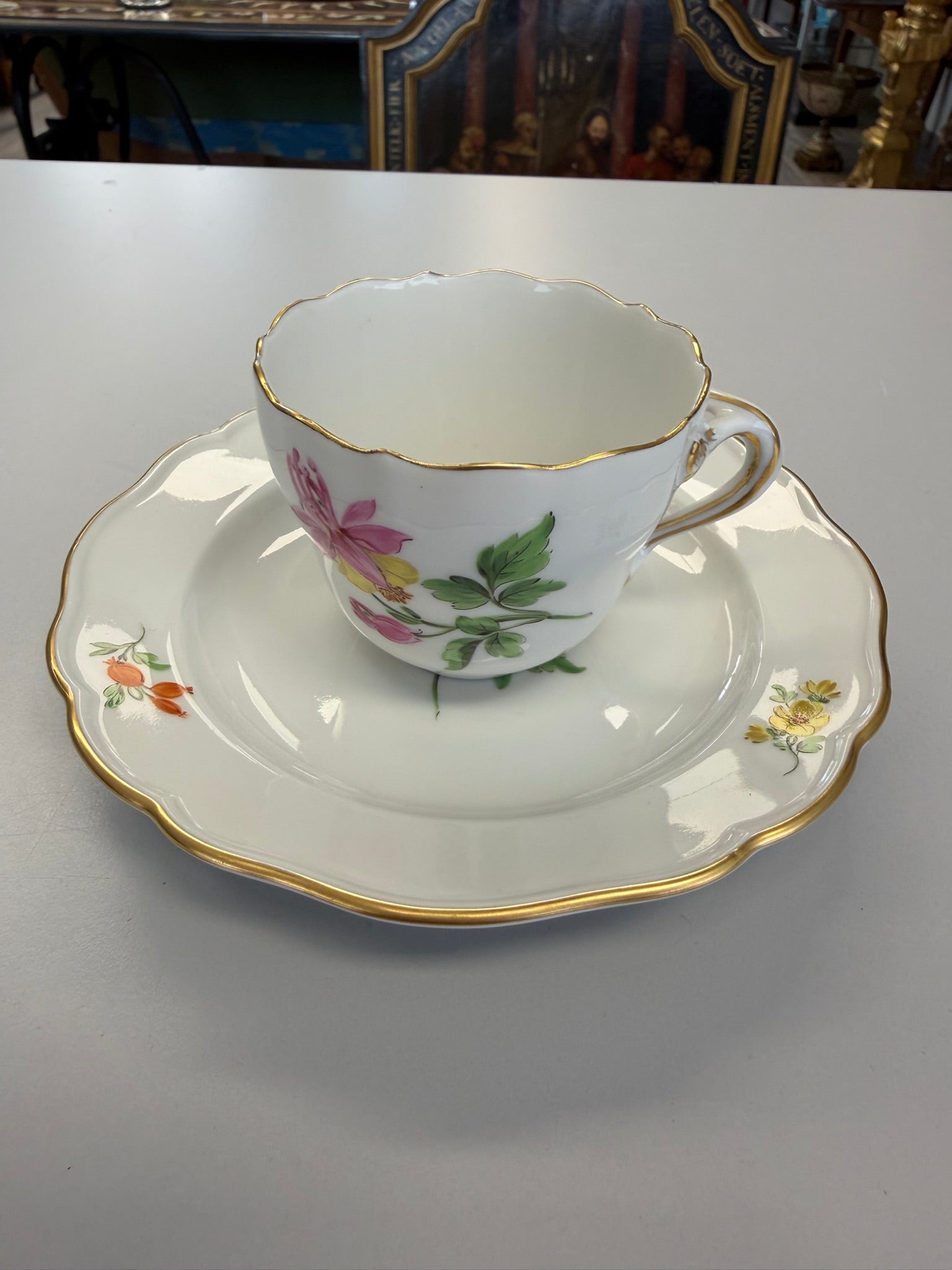 Meissen Kaffeetasse mit Untertasse Porzellan, Akelei Blumendekor handbemalt mit Goldrand
