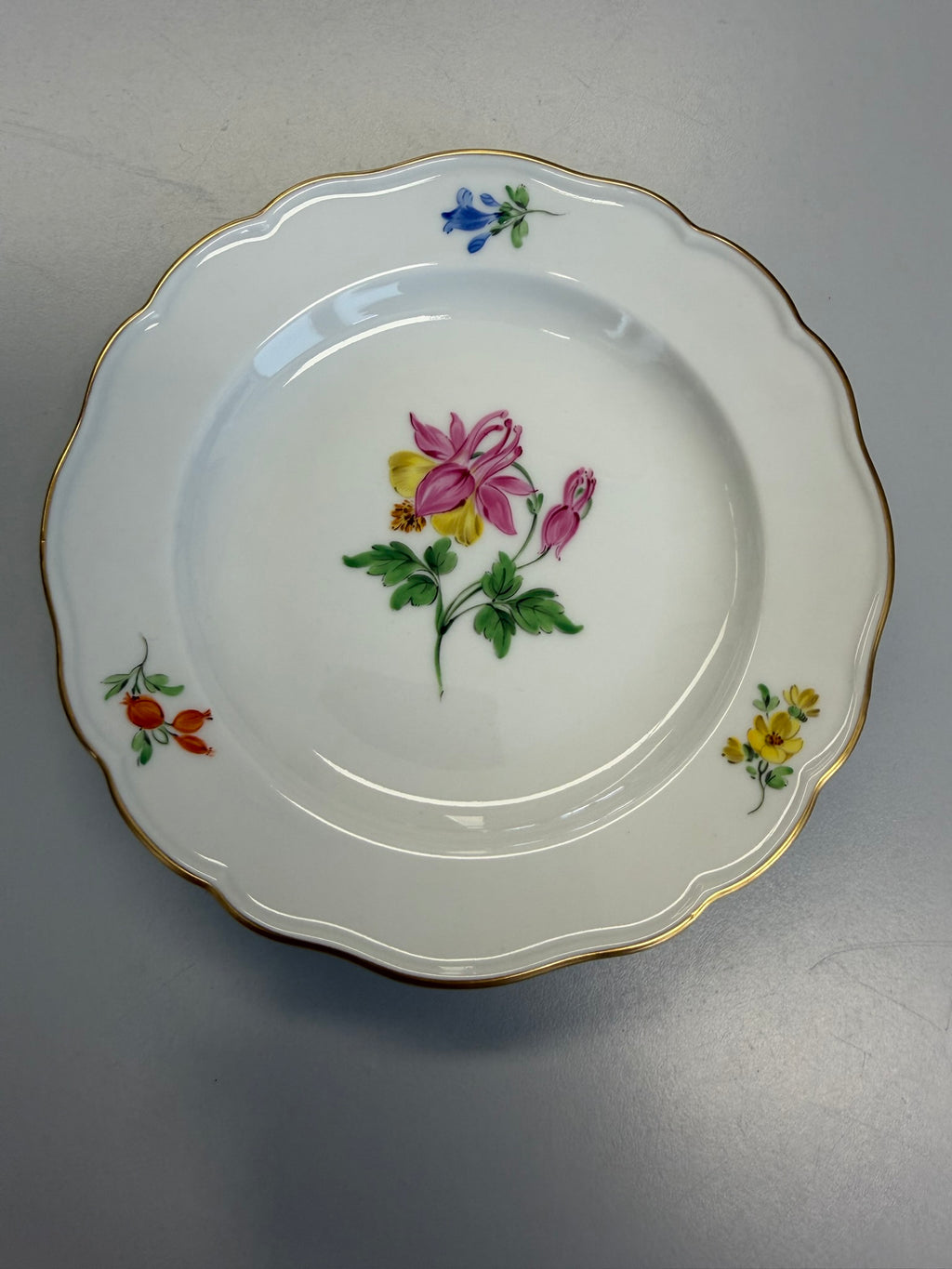 Meissen Kaffeetasse mit Untertasse Porzellan, Akelei Blumendekor handbemalt mit Goldrand