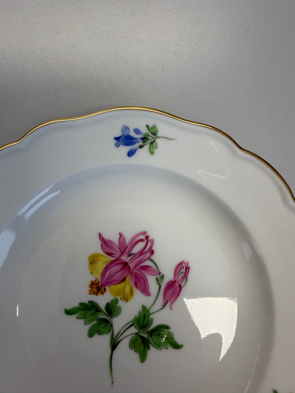 Meissen Kaffeetasse mit Untertasse Porzellan, Akelei Blumendekor handbemalt mit Goldrand