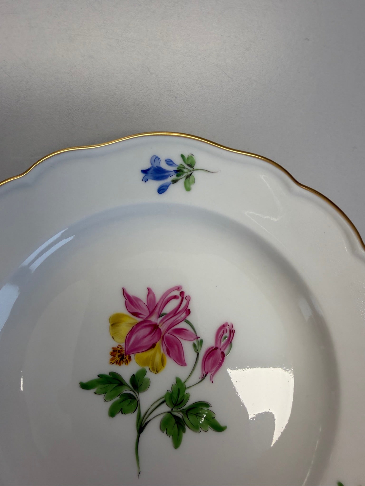 Meissen Kaffeetasse mit Untertasse Porzellan, Akelei Blumendekor handbemalt mit Goldrand
