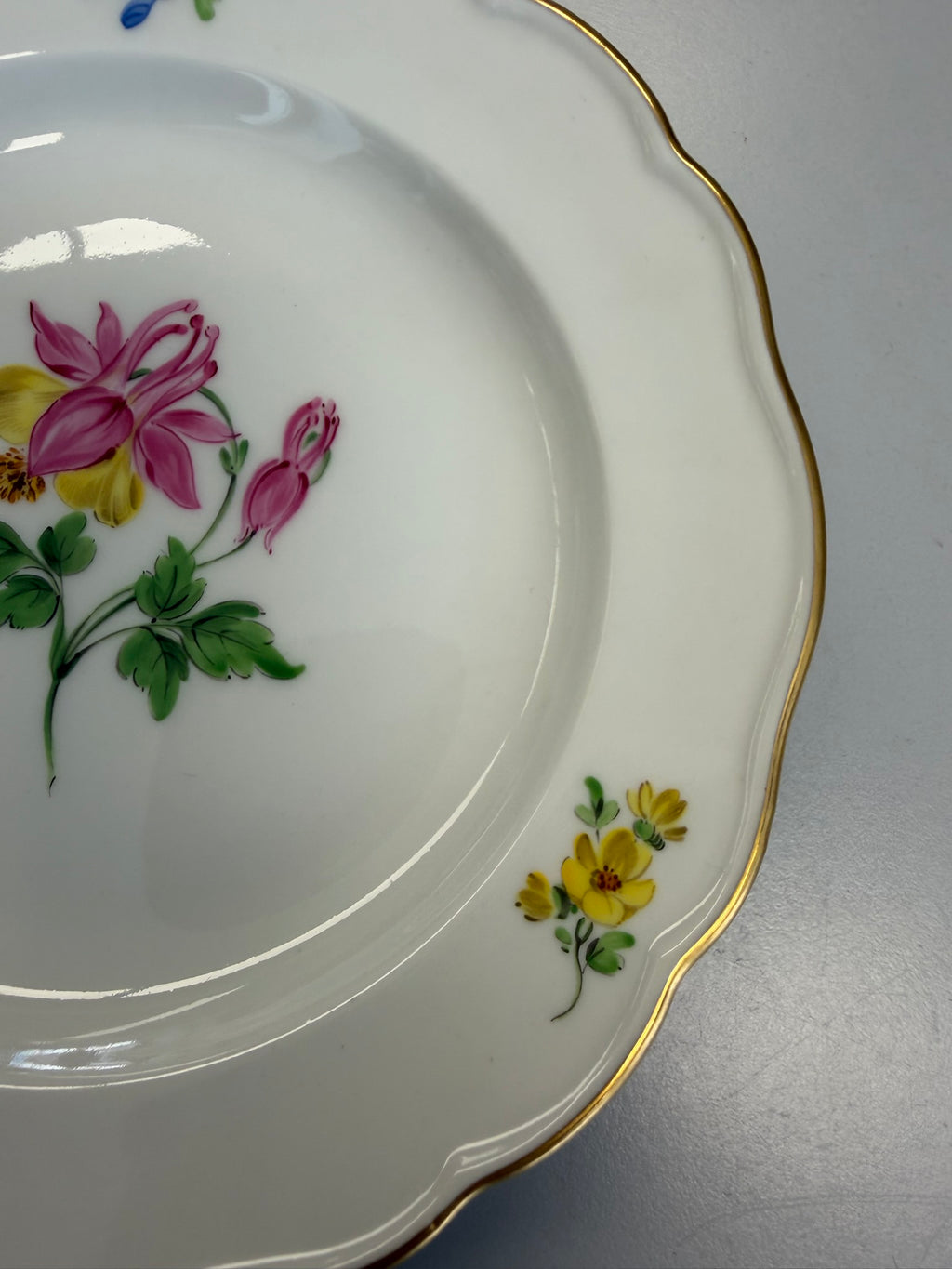 Meissen Kaffeetasse mit Untertasse Porzellan, Akelei Blumendekor handbemalt mit Goldrand