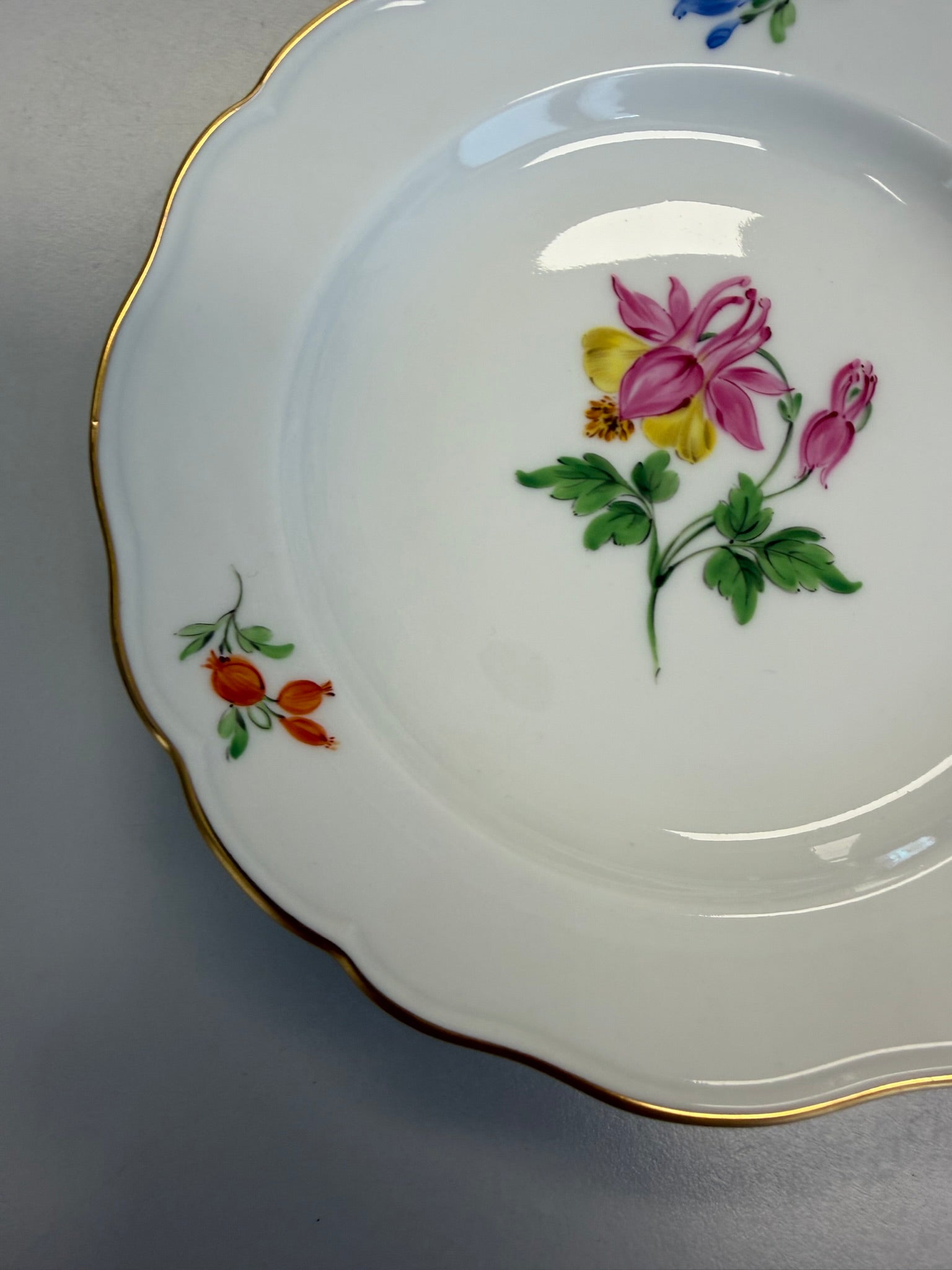 Meissen Kaffeetasse mit Untertasse Porzellan, Akelei Blumendekor handbemalt mit Goldrand