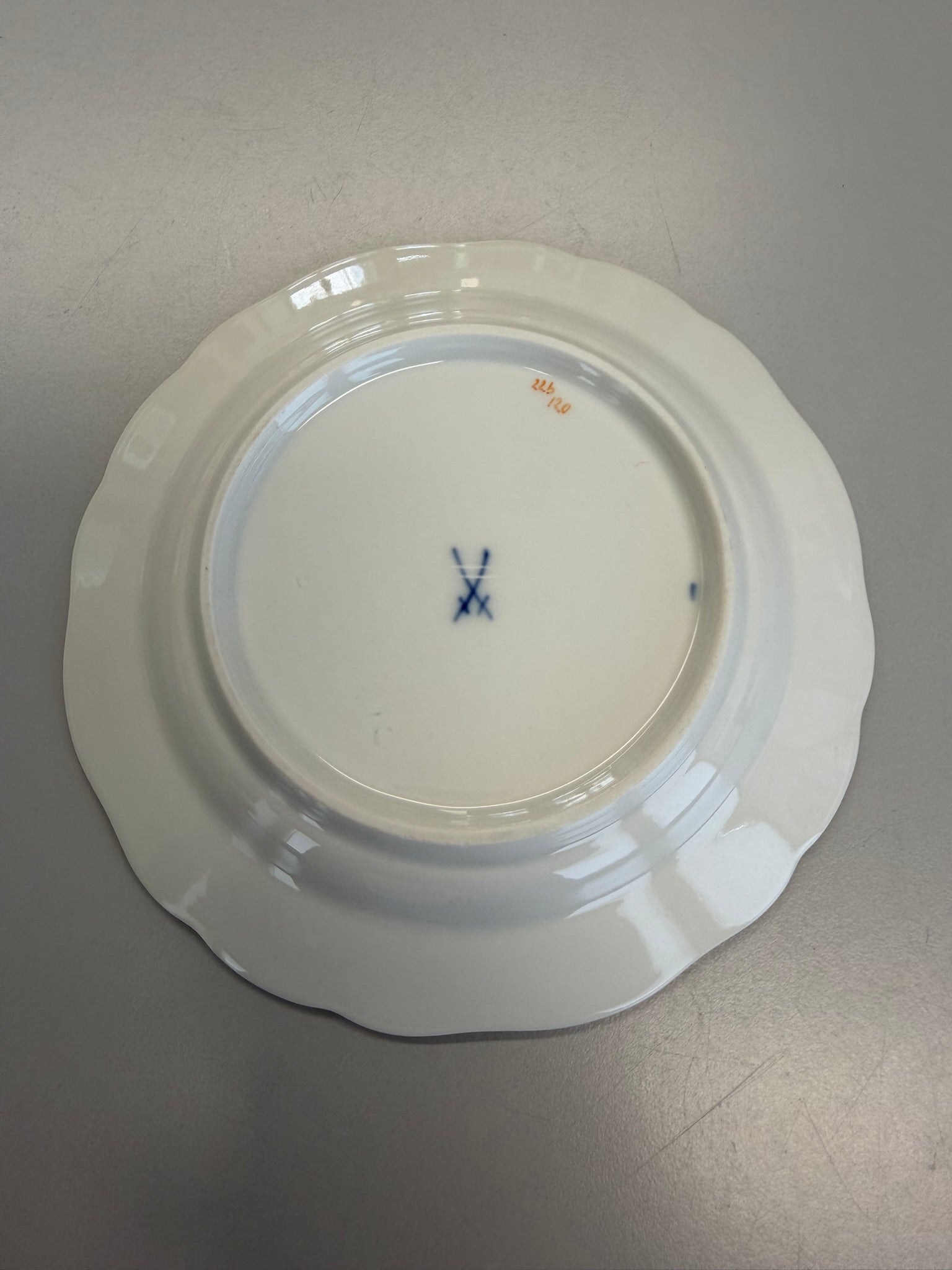 Meissen Kaffeetasse mit Untertasse Porzellan, Akelei Blumendekor handbemalt mit Goldrand