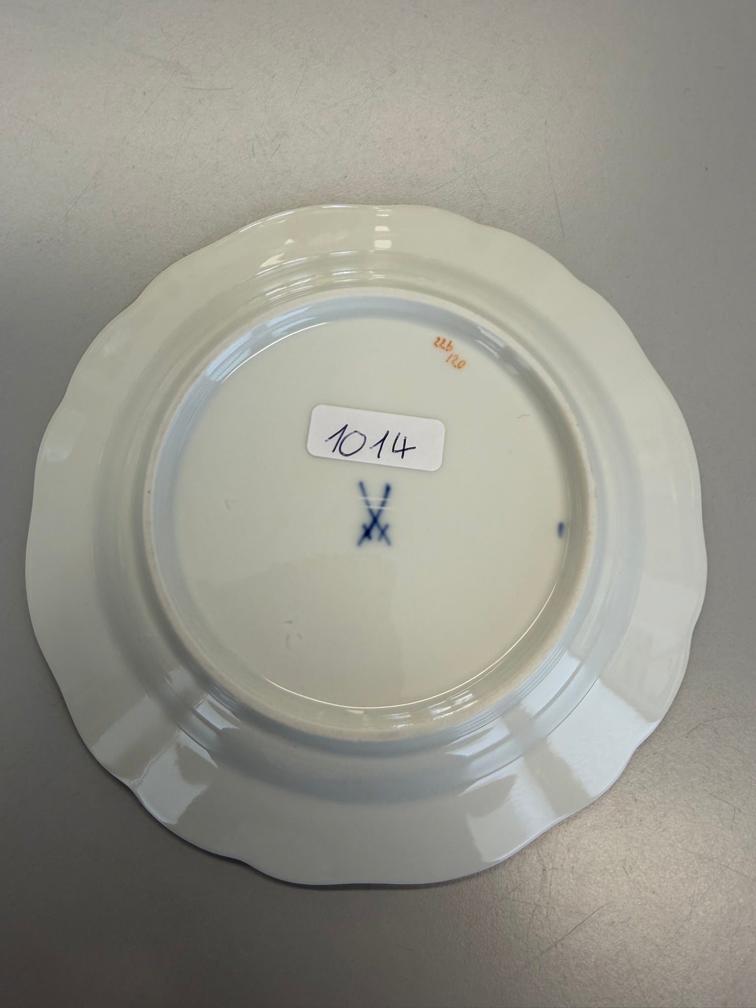 Meissen Kaffeetasse mit Untertasse Porzellan, Akelei Blumendekor handbemalt mit Goldrand
