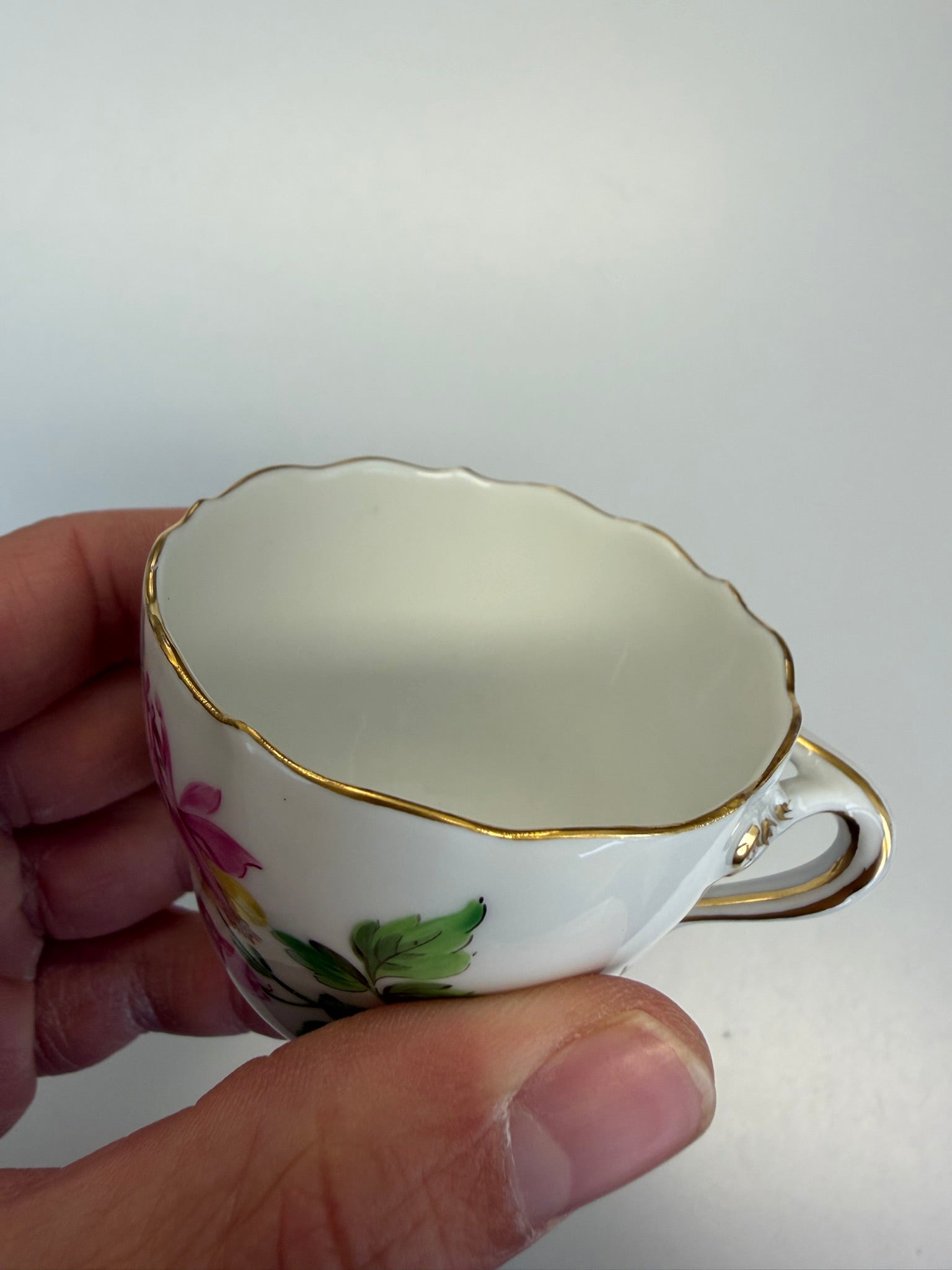 Meissen Kaffeetasse mit Untertasse Porzellan, Akelei Blumendekor handbemalt mit Goldrand