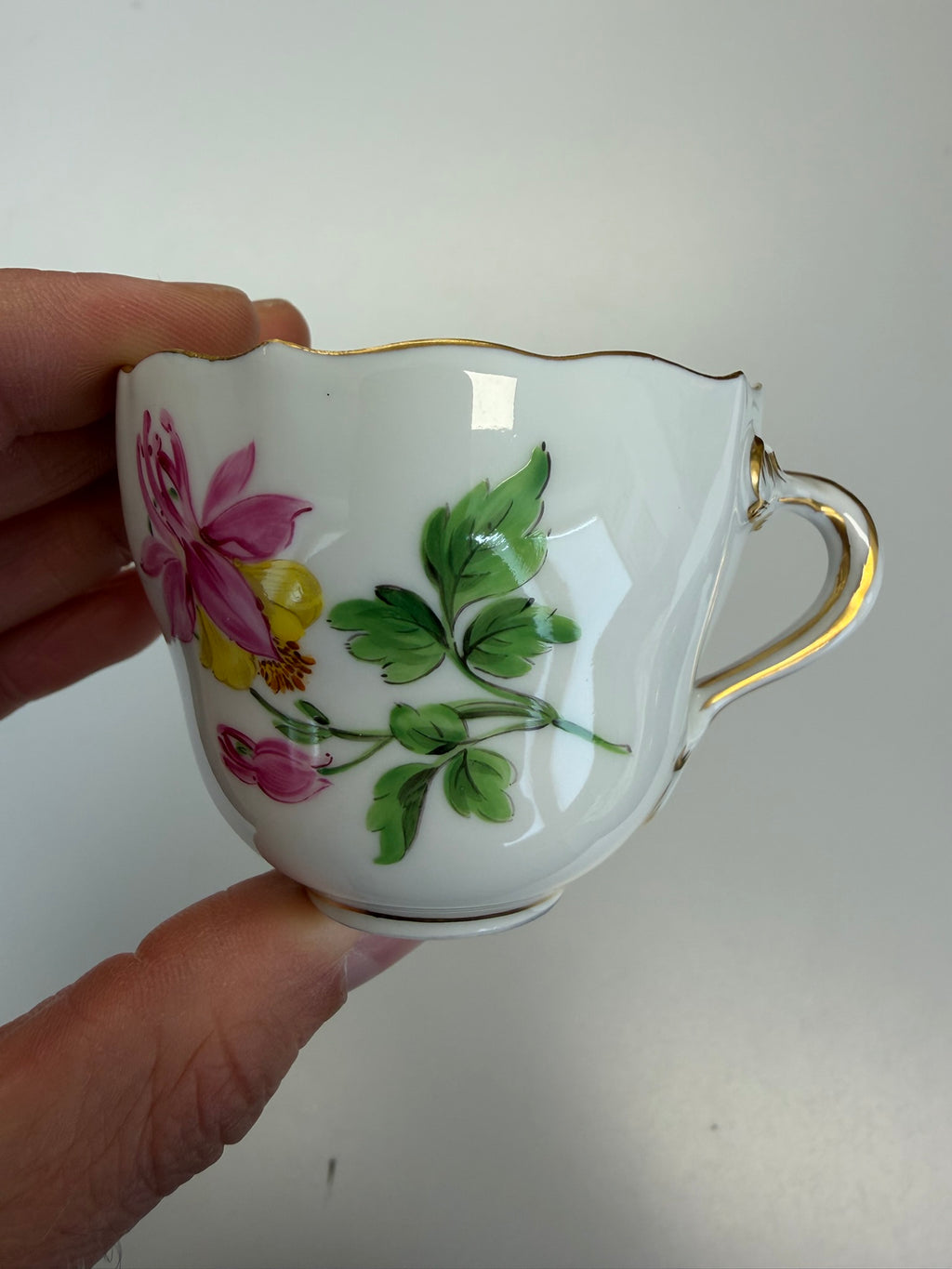 Meissen Kaffeetasse mit Untertasse Porzellan, Akelei Blumendekor handbemalt mit Goldrand