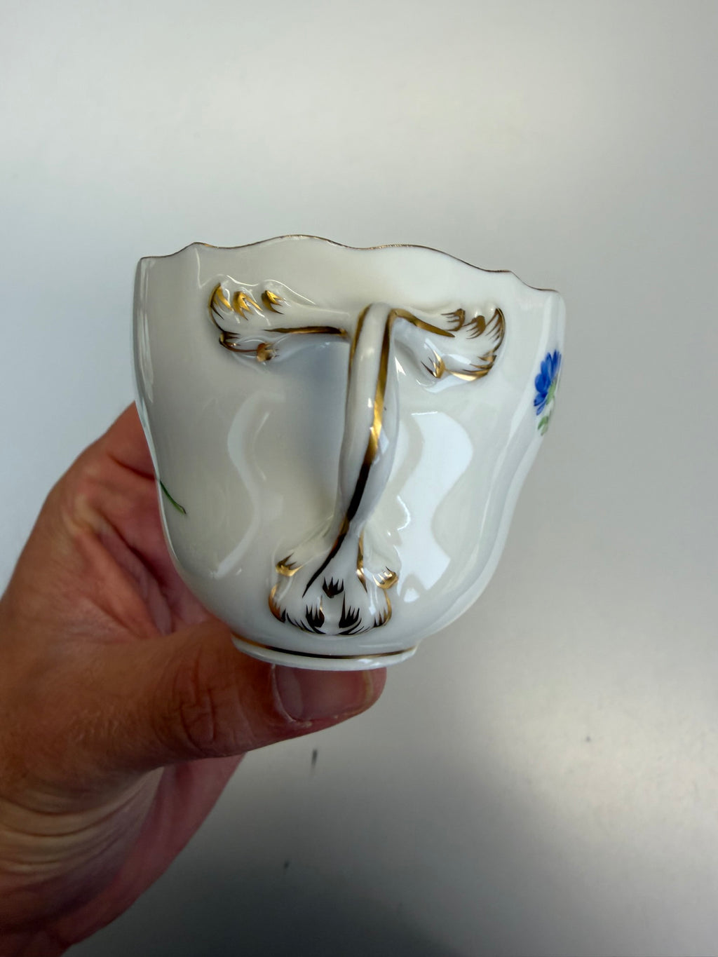 Meissen Kaffeetasse mit Untertasse Porzellan, Akelei Blumendekor handbemalt mit Goldrand