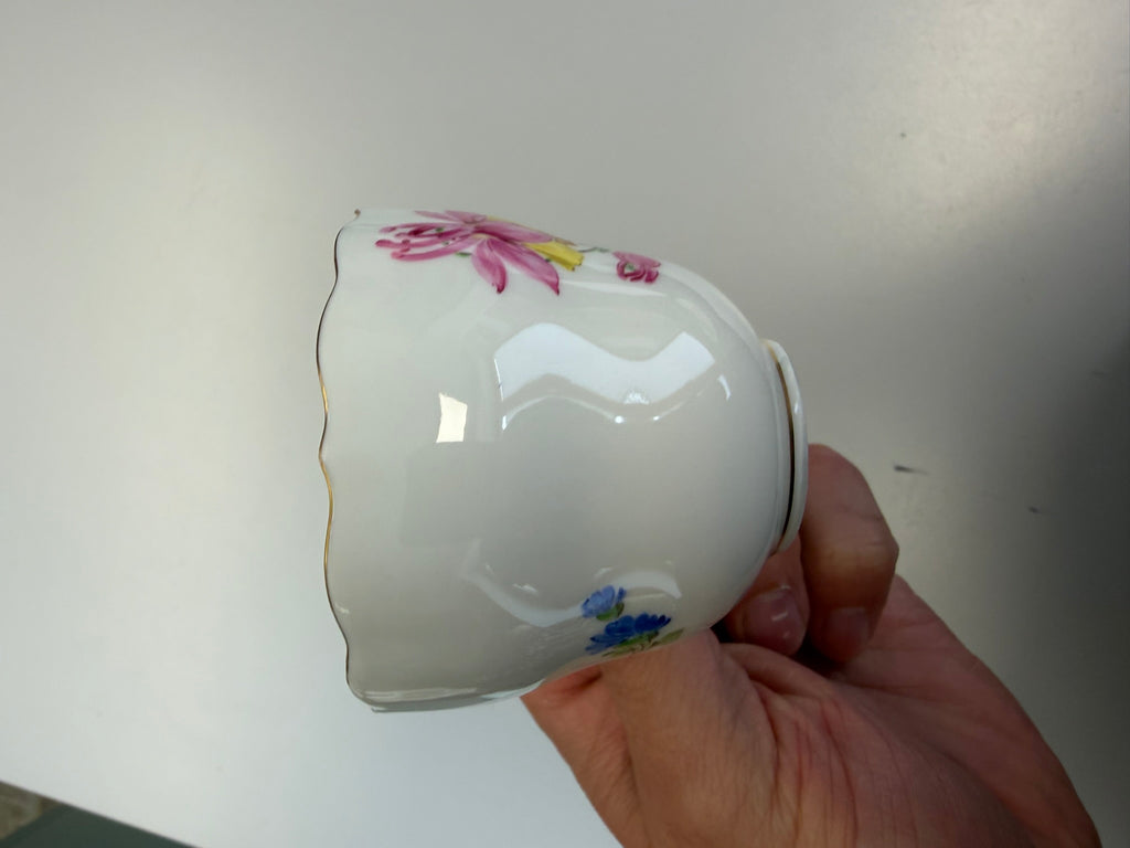 Meissen Kaffeetasse mit Untertasse Porzellan, Akelei Blumendekor handbemalt mit Goldrand