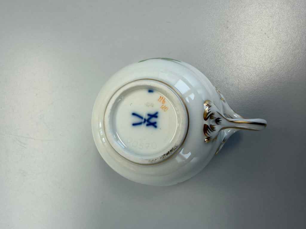 Meissen Kaffeetasse mit Untertasse Porzellan, Akelei Blumendekor handbemalt mit Goldrand