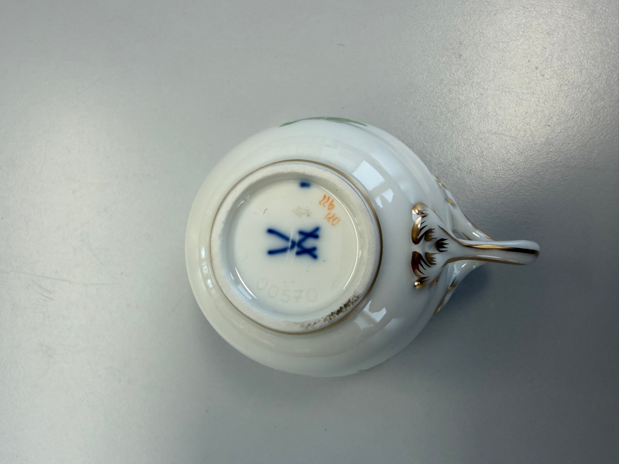 Meissen Kaffeetasse mit Untertasse Porzellan, Akelei Blumendekor handbemalt mit Goldrand